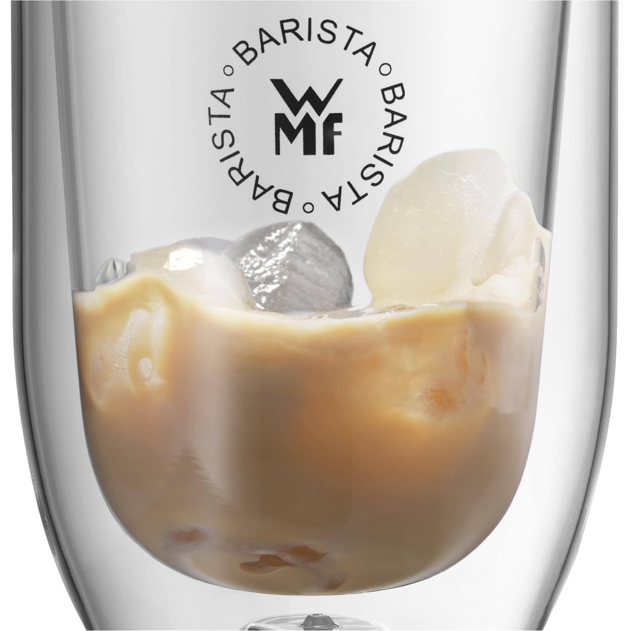 Glas Eiskaffee mit Eiswürfeln, mit 'Barista' um das WMF-Logo.