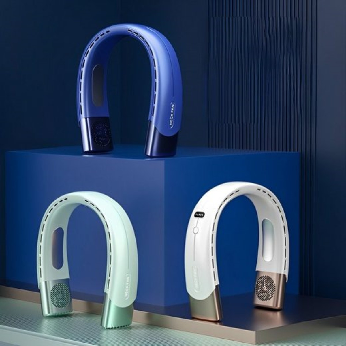 Drei Nackenventilatoren, blau, grün und weiß.