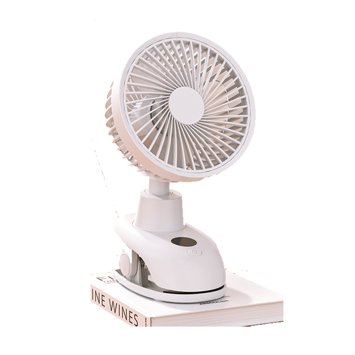 Weißer Schreibtischventilator auf einem Buch. Er hat einen runden Ventilator und einen Clip-on-Sockel.