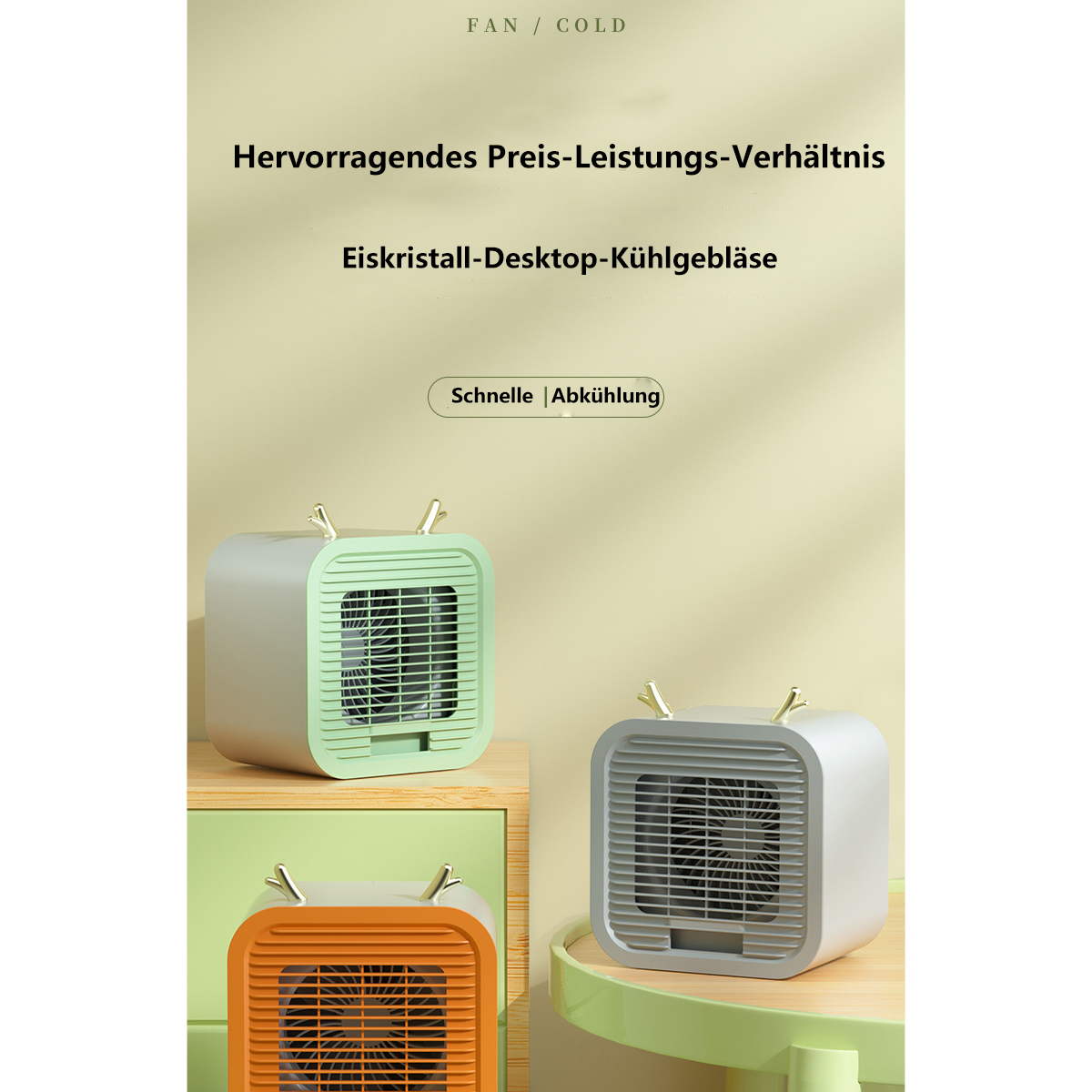 Drei kleine Ventilatoren auf Regalen. Zwei haben geweihartige Dekorationen. Jeder Ventilator hat eine andere Farbe.