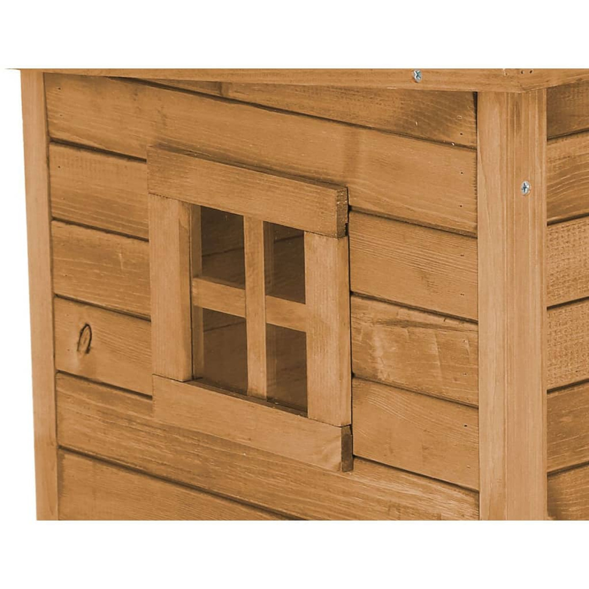 Casita de madera con una pequeña ventana con diseño en forma de cruz.