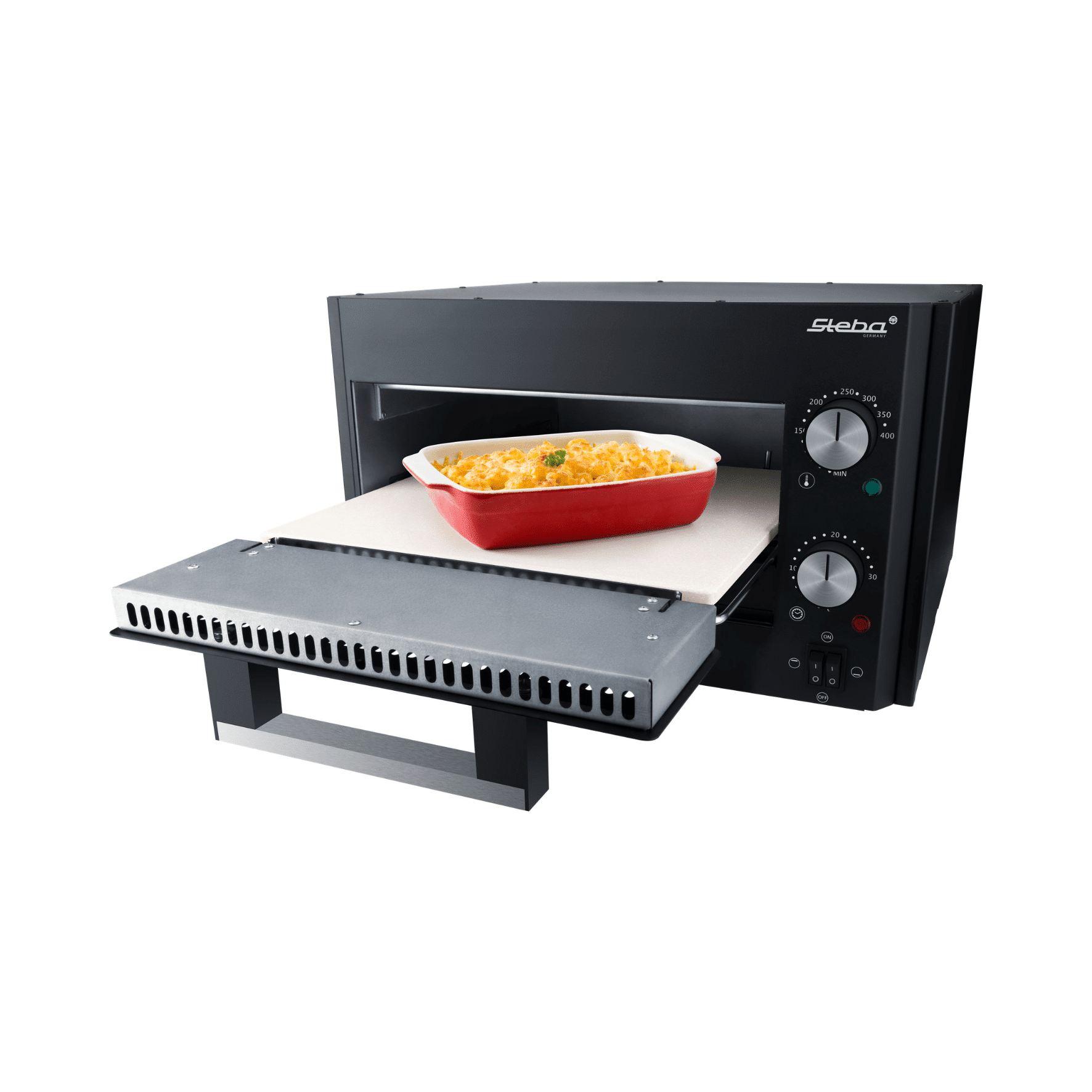 Un four noir cuit un plat dans un plat rouge. Le four a une minuterie.
