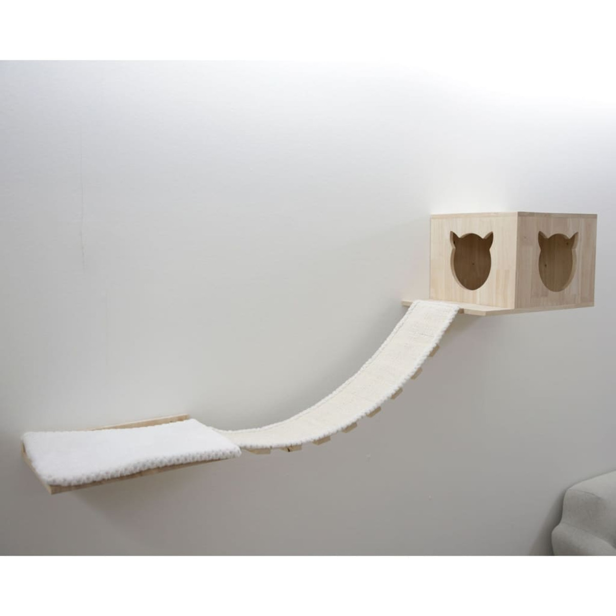 Katzenshelf, zwei Boxen mit Katzengesichtern und Brücke an weißer Wand.