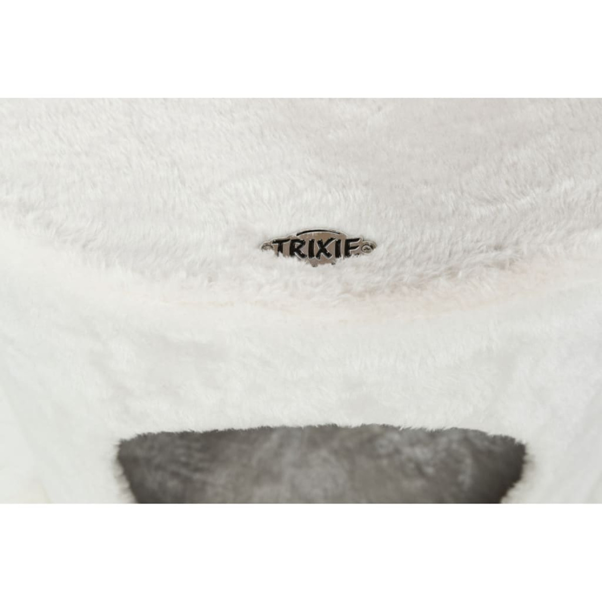 Cama blanca y esponjosa para mascotas, con el logo plateado de Trixie.