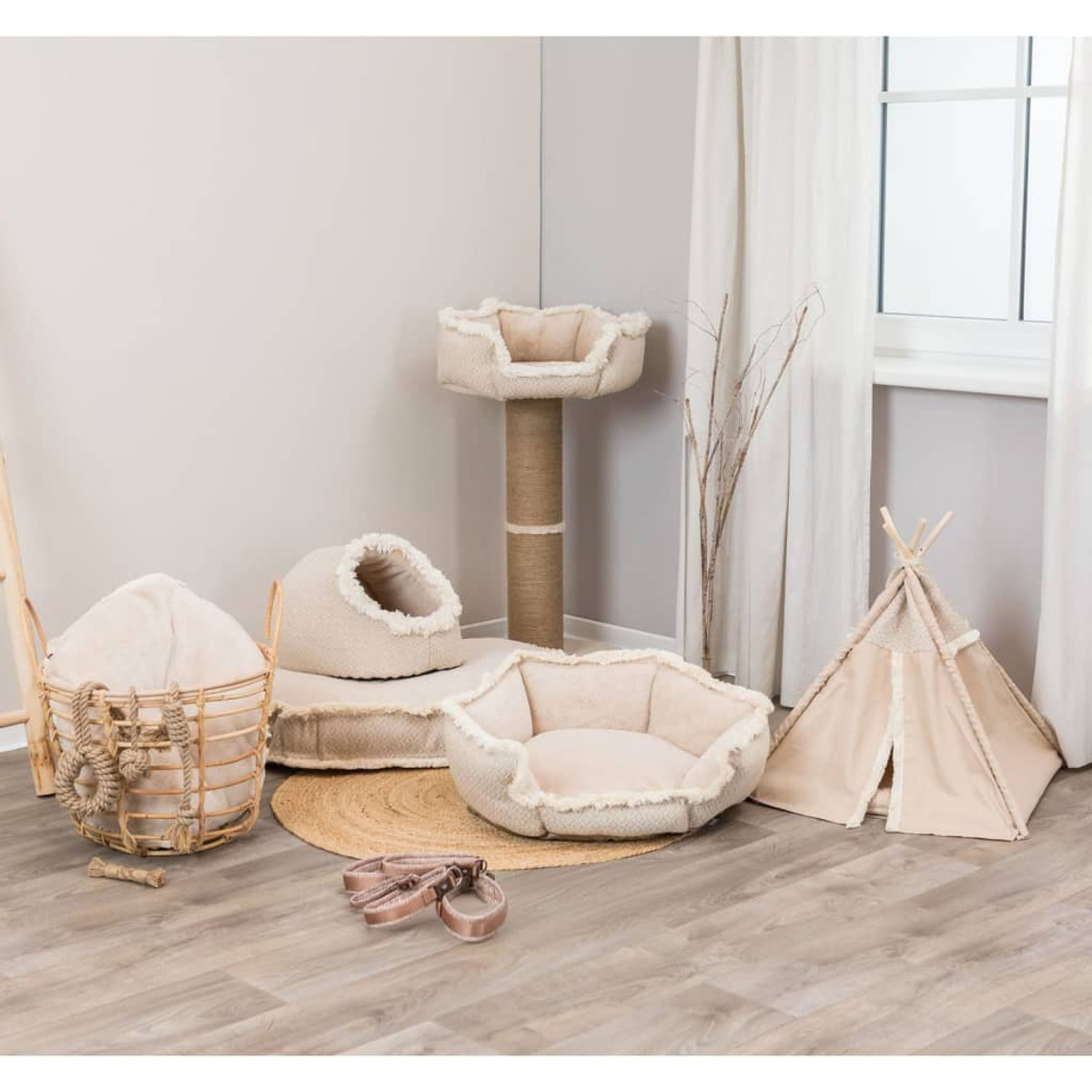 Un set di mobili per animali domestici con letto, tiragraffi e una piccola tenda, tutto beige.