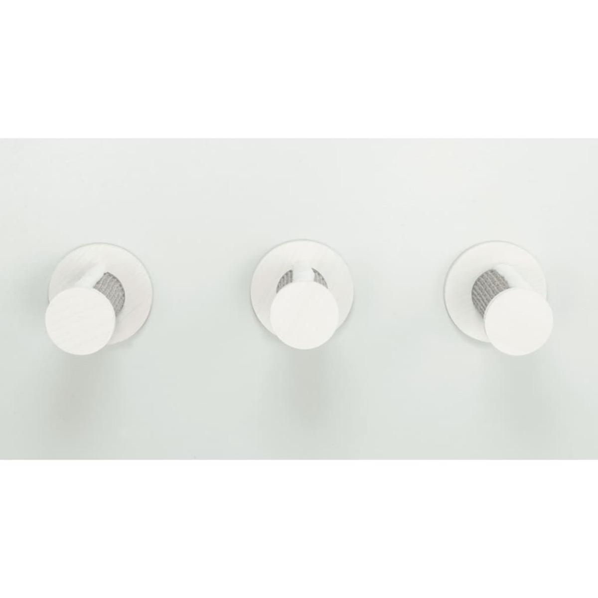 Tres perchas blancas en una pared azul claro. Diseño minimalista.