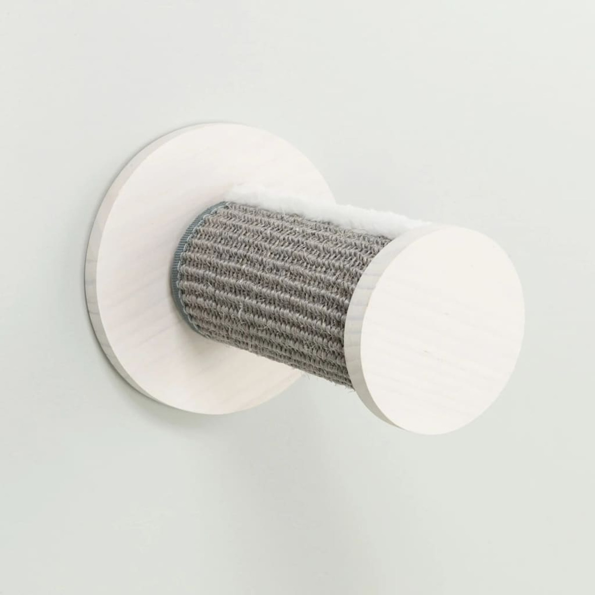 Rascador para gatos montado en la pared, base redonda de madera clara con poste de sisal gris.