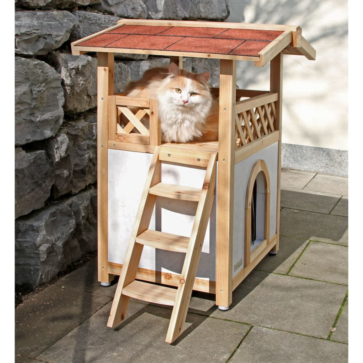 Katze in einem Katzenhaus aus Holz mit Leiter und rotem Dach.
