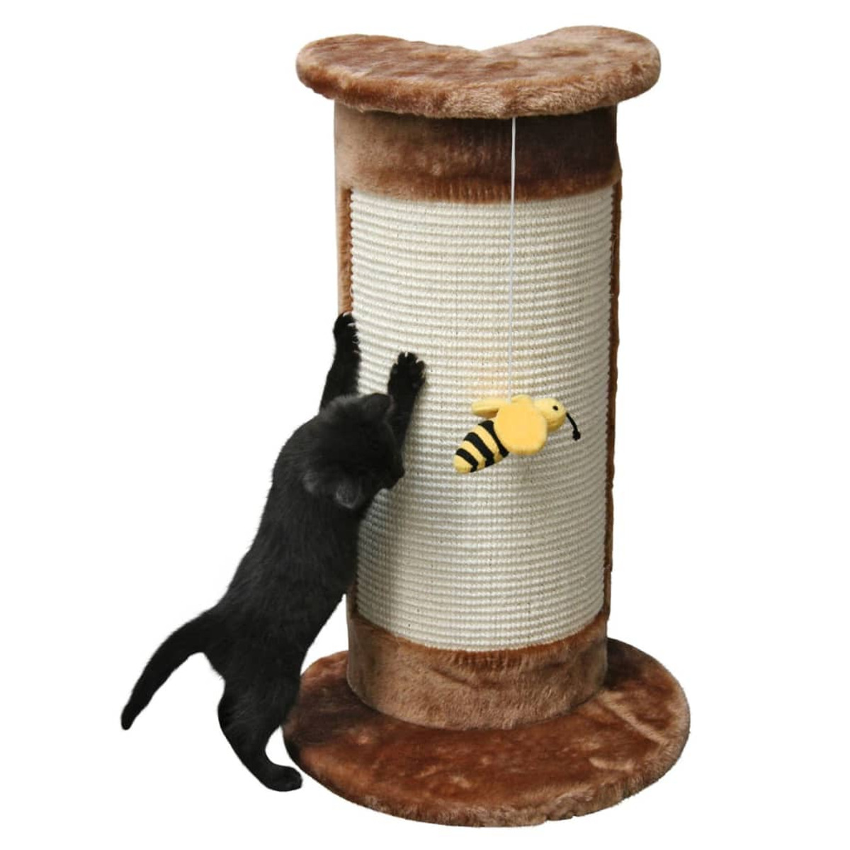 Un gato negro está rascando un rascador con un juguete de abeja.