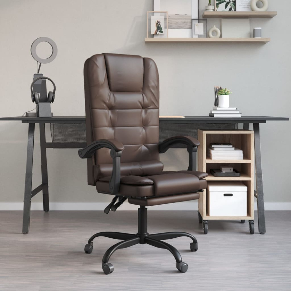 Brauner Leder-Bürostuhl mit schwarzem Gestell, an einem Schreibtisch mit Zubehör.