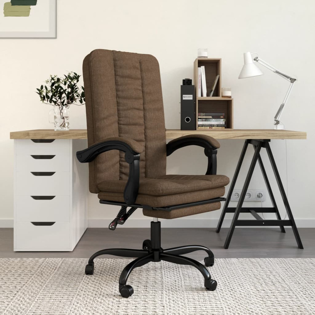 Brauner Bürostuhl in einem Heimbüro mit einem Holzschreibtisch und einer weißen Schublade.