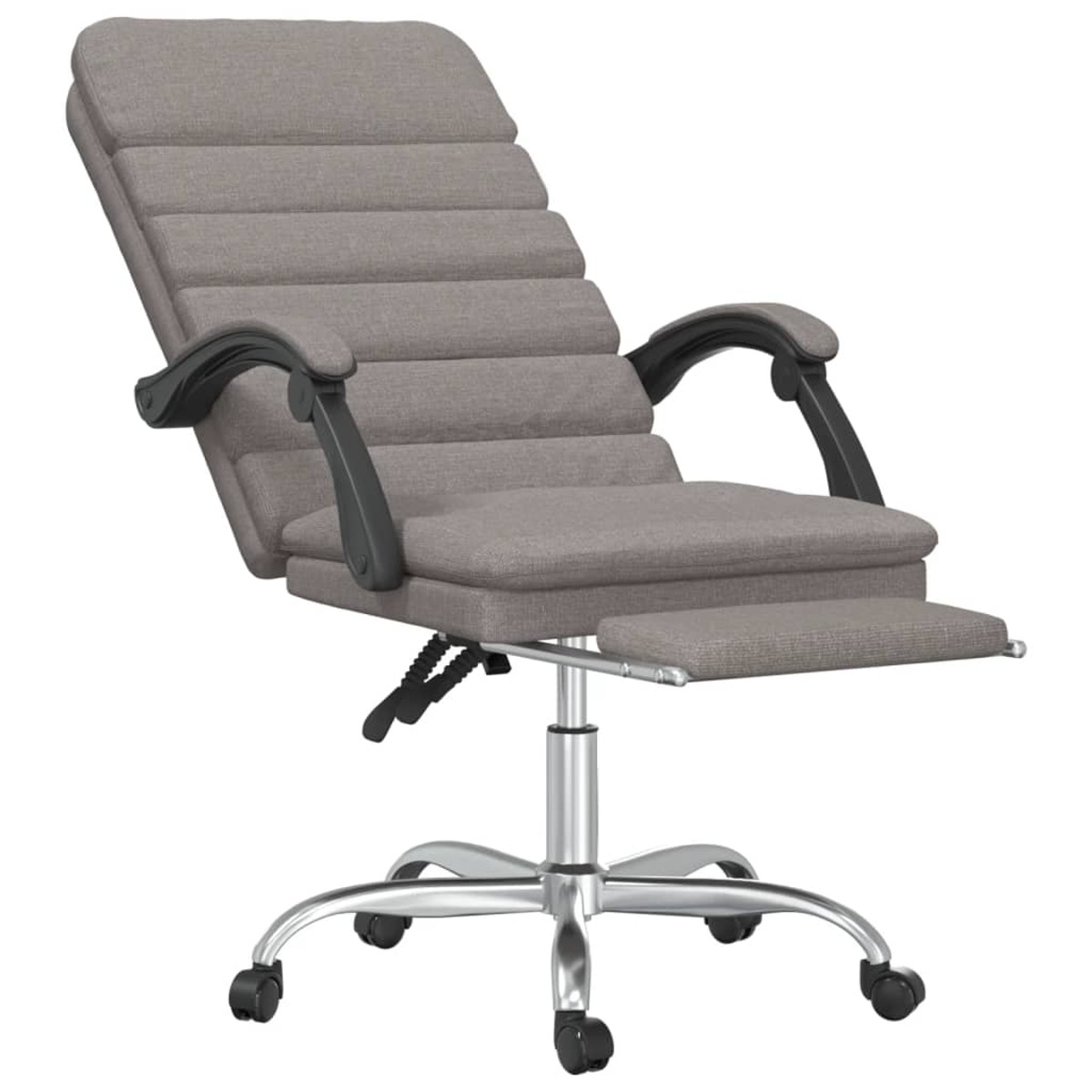 Ein grauer Chaiselongue-Sessel mit Fußstütze, schwarzen Armlehnen und silbernem Gestell, isoliert auf Weiß.