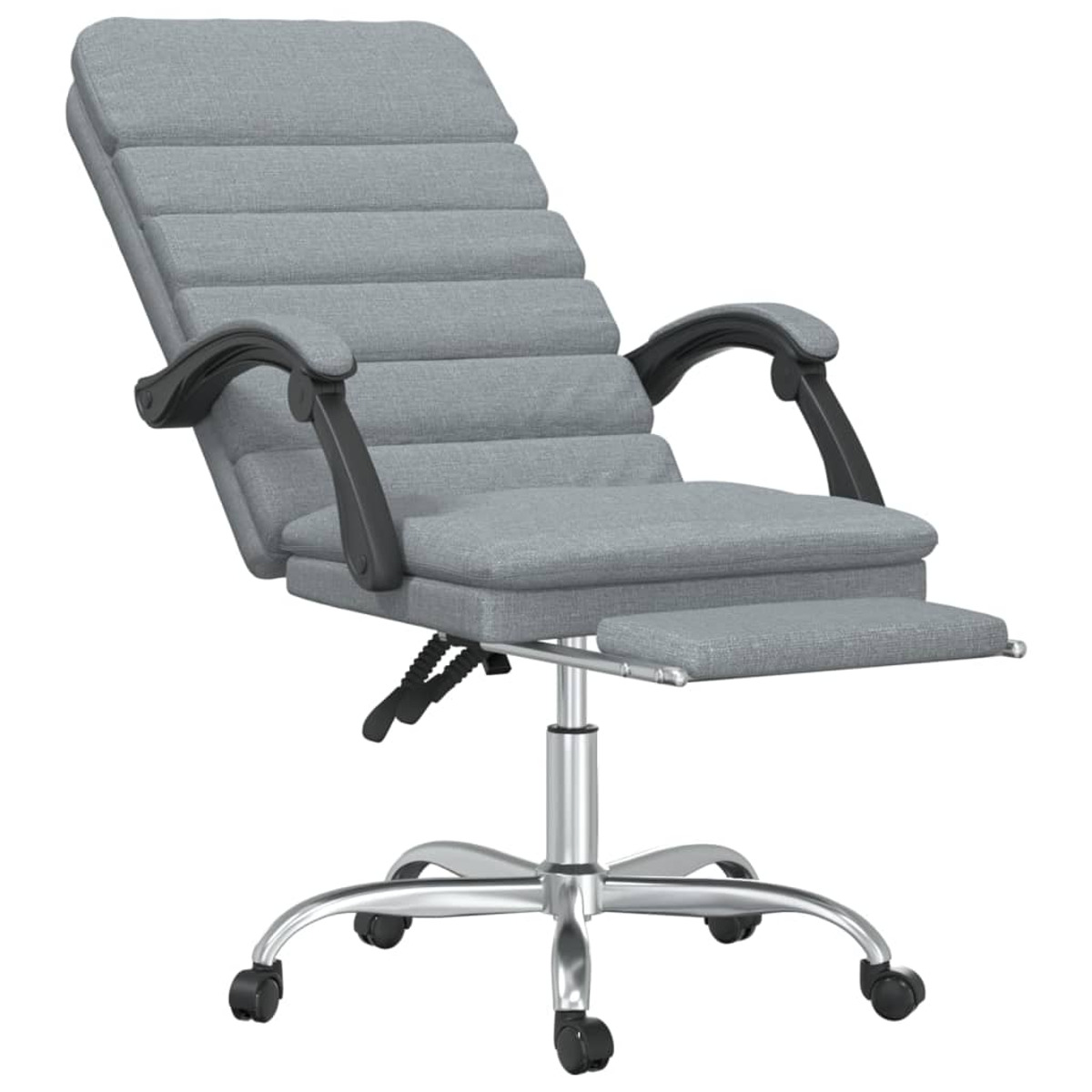Ein grauer Relax-Bürostuhl mit Fußstütze auf einem Chromsockel mit Rollen, freigestellt auf Weiß.