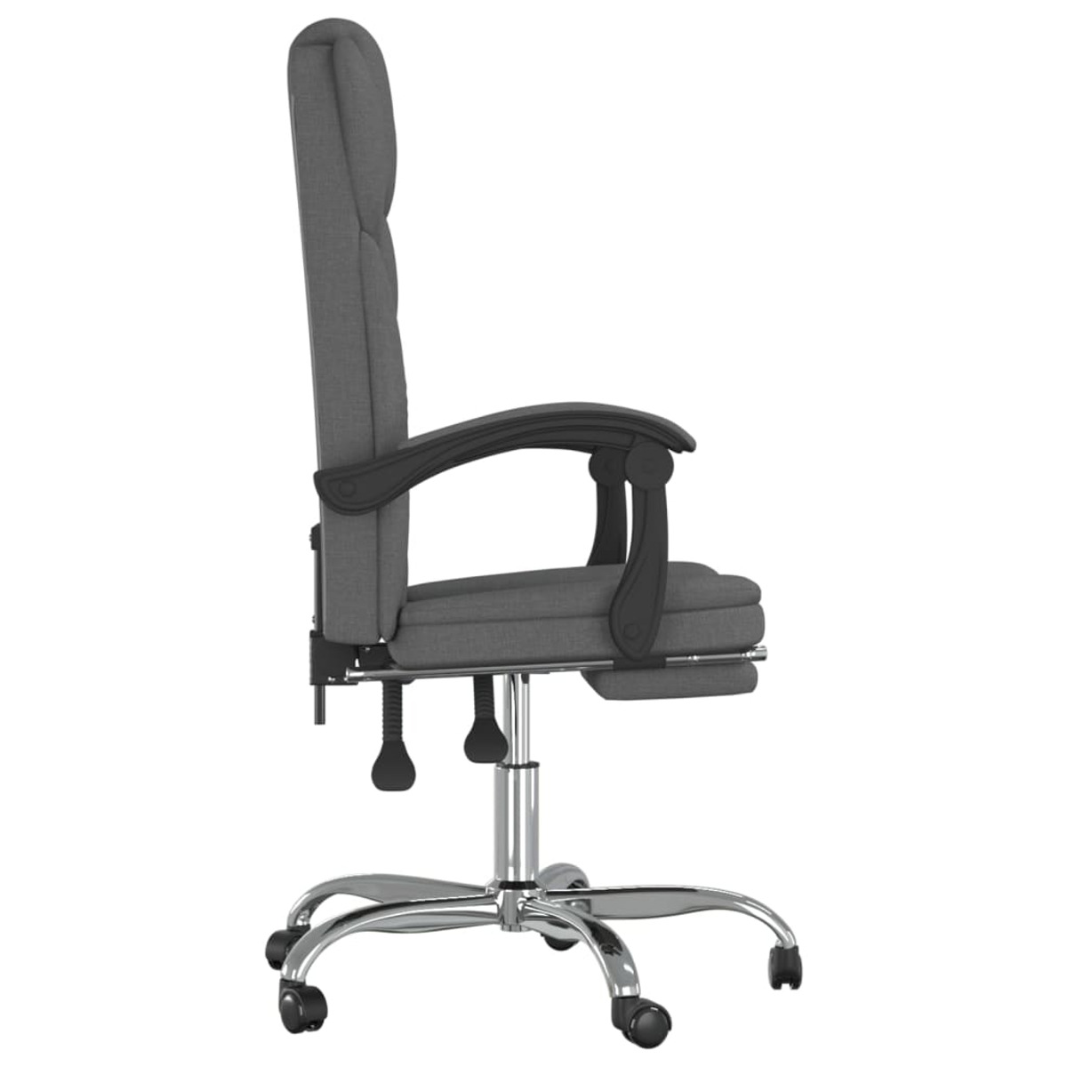 Grauer Bürostuhl, Seitenansicht, grauer Stoff, schwarze Armlehnen, Chromgestell, und Räder. Weißer Hintergrund.