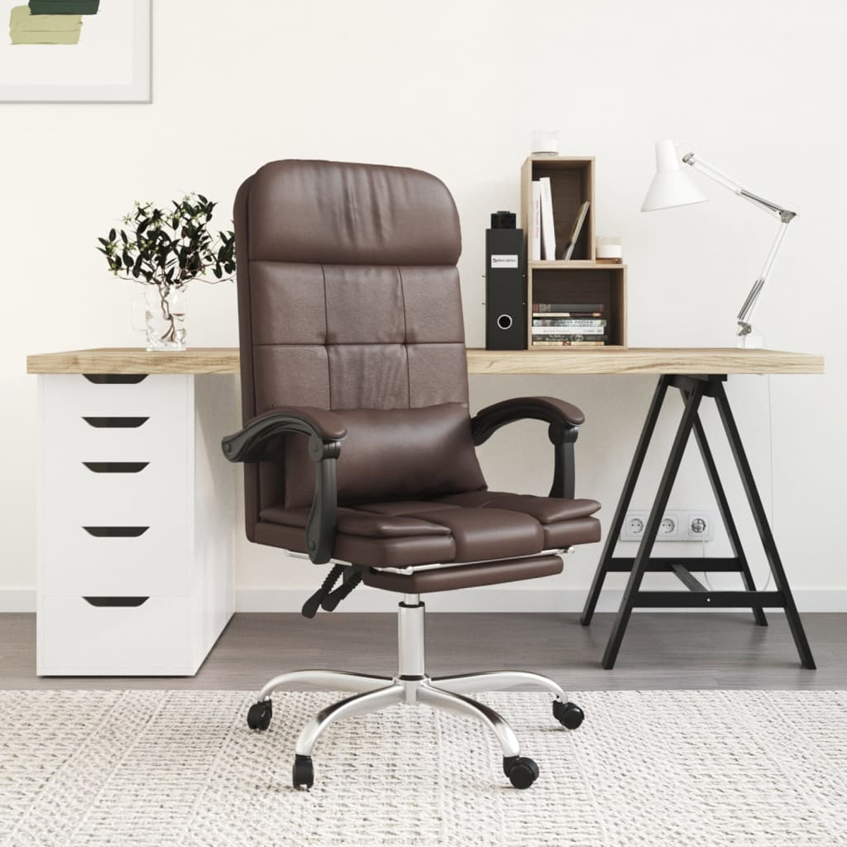 Brauner Bürostuhl in einem Homeoffice mit Schreibtisch und Pflanzen.