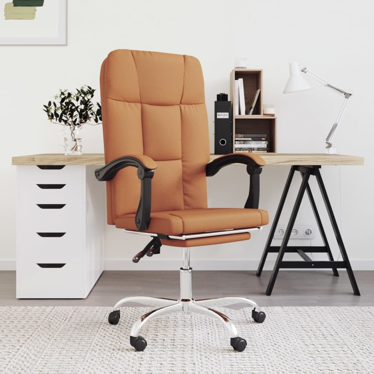 Orangener Bürostuhl mit schwarzen Armlehnen. Weißer Hintergrund.