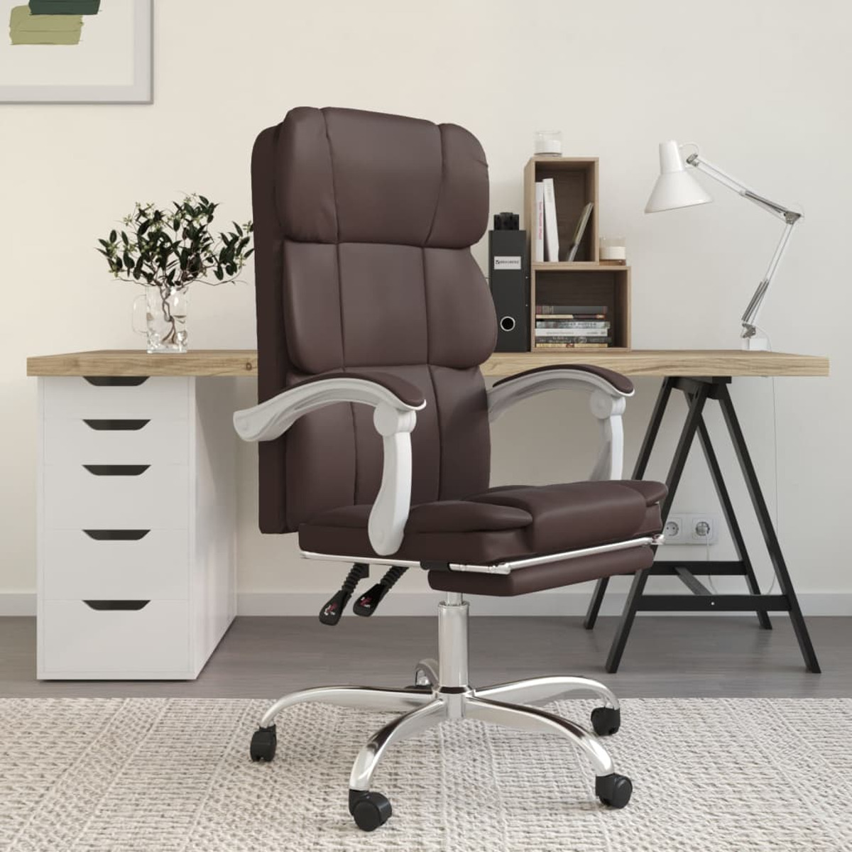 Brauner Bürostuhl mit silbernen Armen in einem hellen Büro. Weiße Schubladen und Schreibtisch.