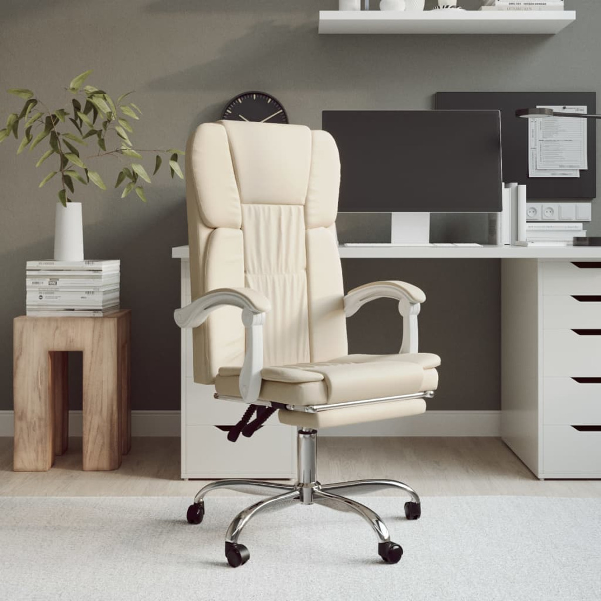 Cremefarbener Bürostuhl mit Schreibtisch und Computer im Hintergrund.
