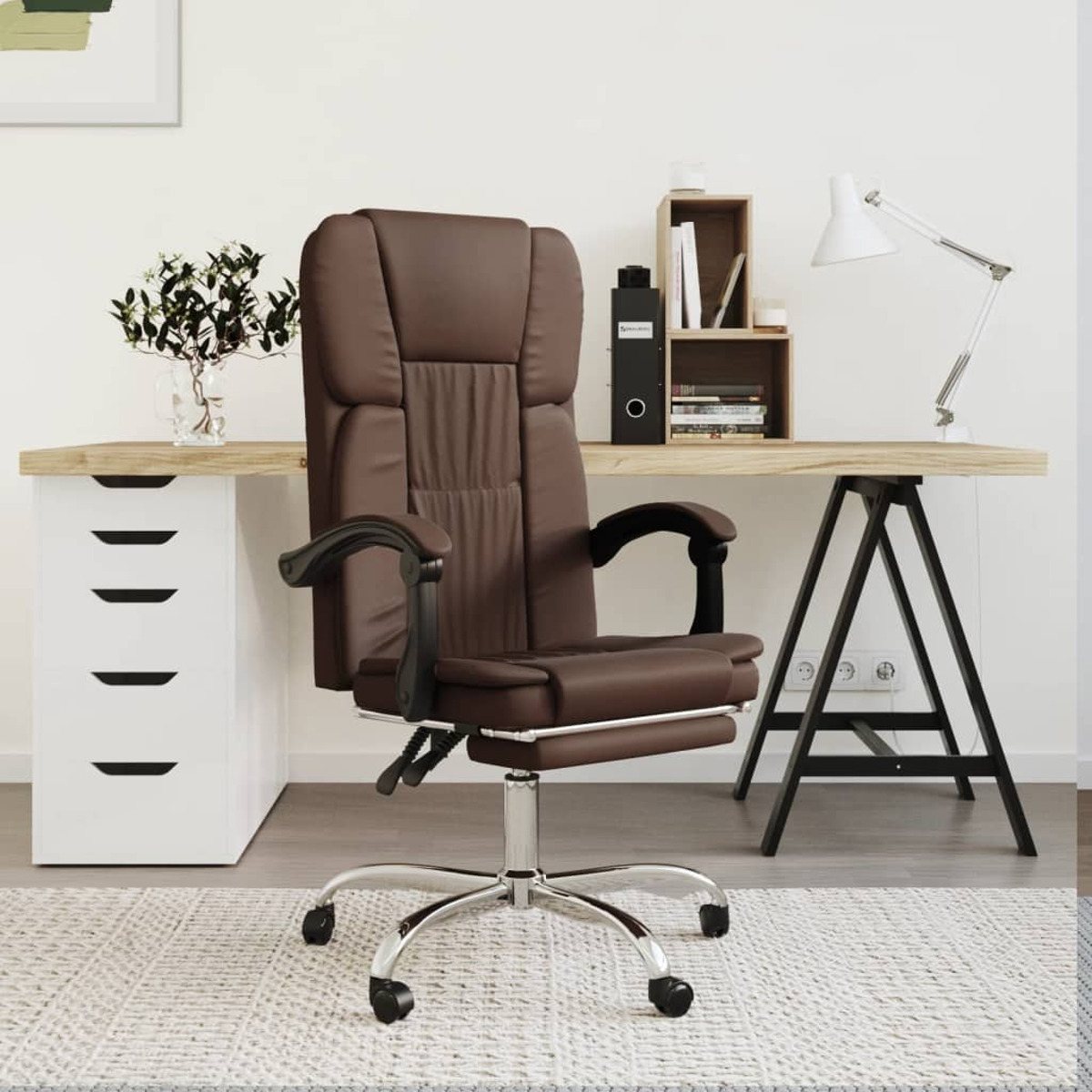 Ein brauner Lederschreibtischstuhl mit Schreibtisch, Lampe und Pflanze im Hintergrund.