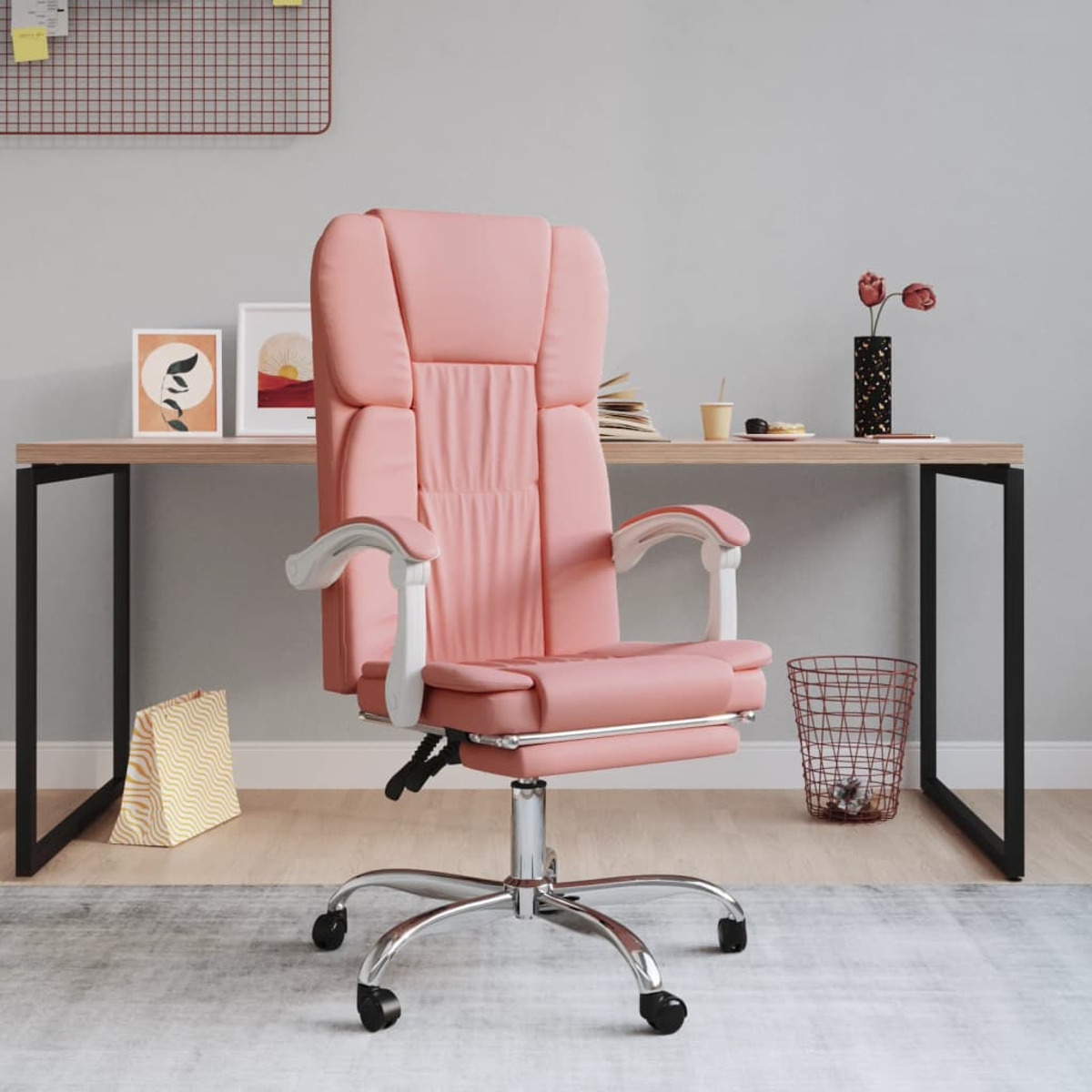 Ein rosa Bürostuhl mit hohem Rücken, vor einem Schreibtisch mit Bildern und einem Papierkorb.