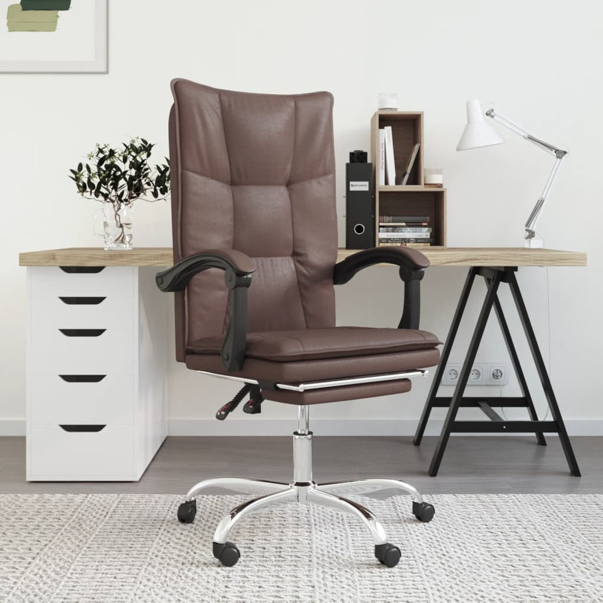 Brauner Leder-Bürostuhl an einem Schreibtisch mit weißen Schubladen, Lampe, Büchern. Weiße Wand.