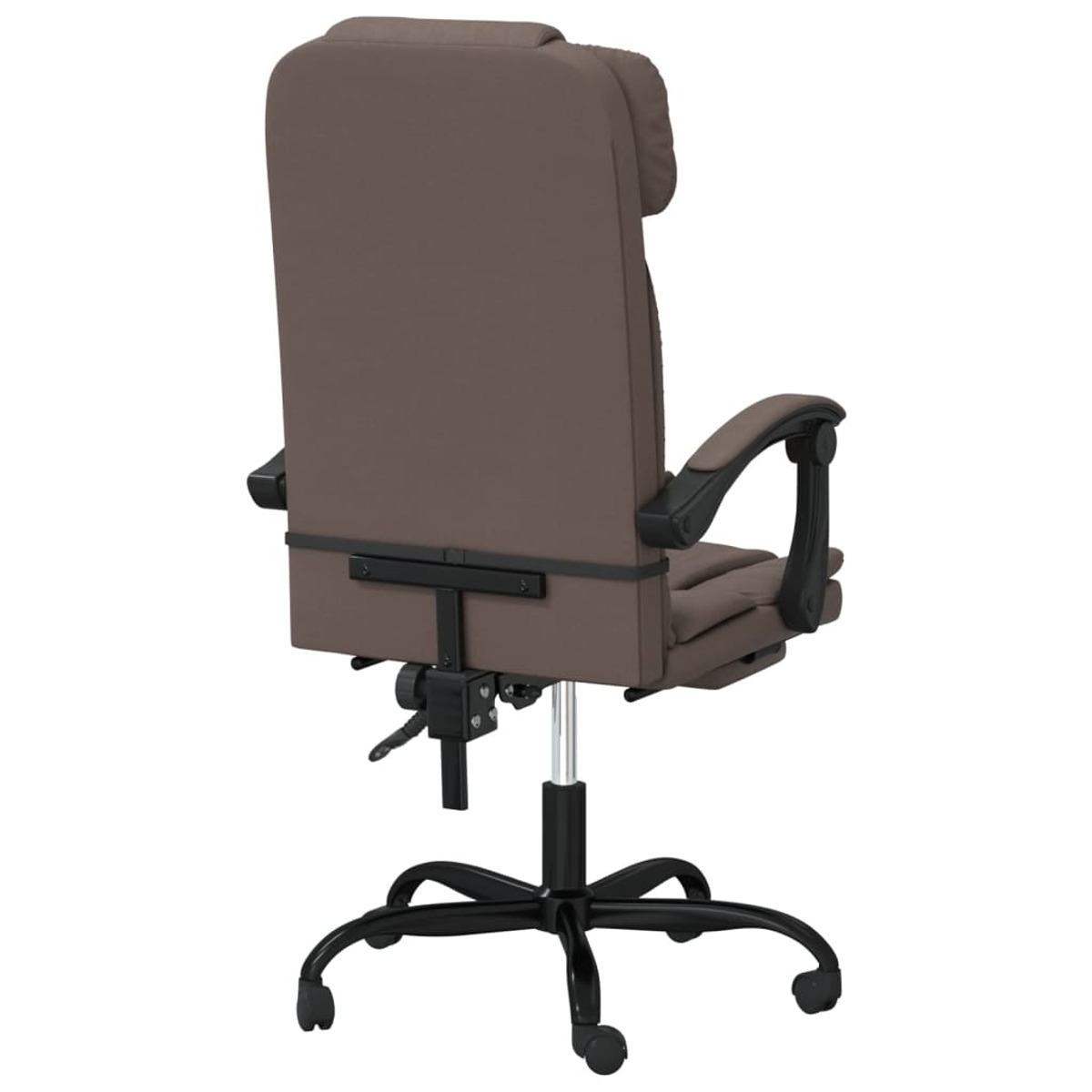 Die Rückansicht eines braunen Bürostuhls mit schwarzen Armlehnen und Fuß auf Weiß.