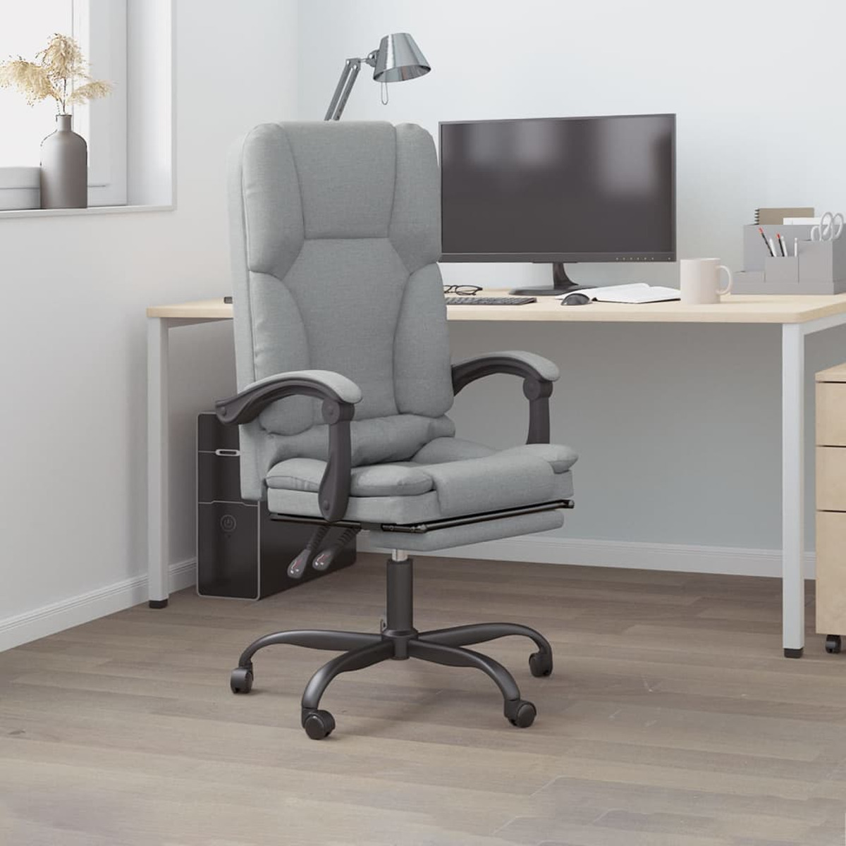 Büro mit grauem Stuhl, Schreibtisch, Computer und Fenster.