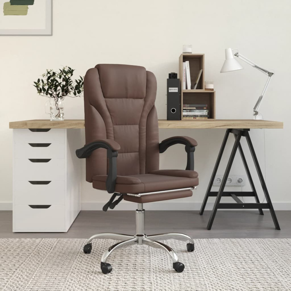 Ein Büro mit einem braunen Ledersessel, Schreibtisch und einer weißen Schublade.