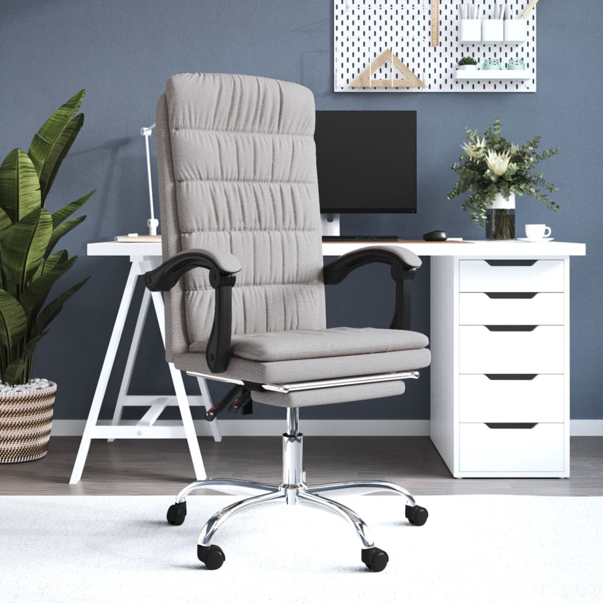 Büro-Innenraum mit grauem Hochlehner, Schreibtisch und Pflanze. Blaue Wand.