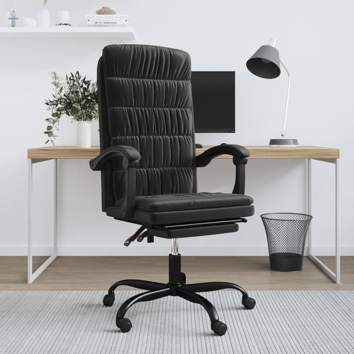 Schwarzer Bürostuhl. Schreibtisch, Lampe und Mülleimer im Hintergrund.