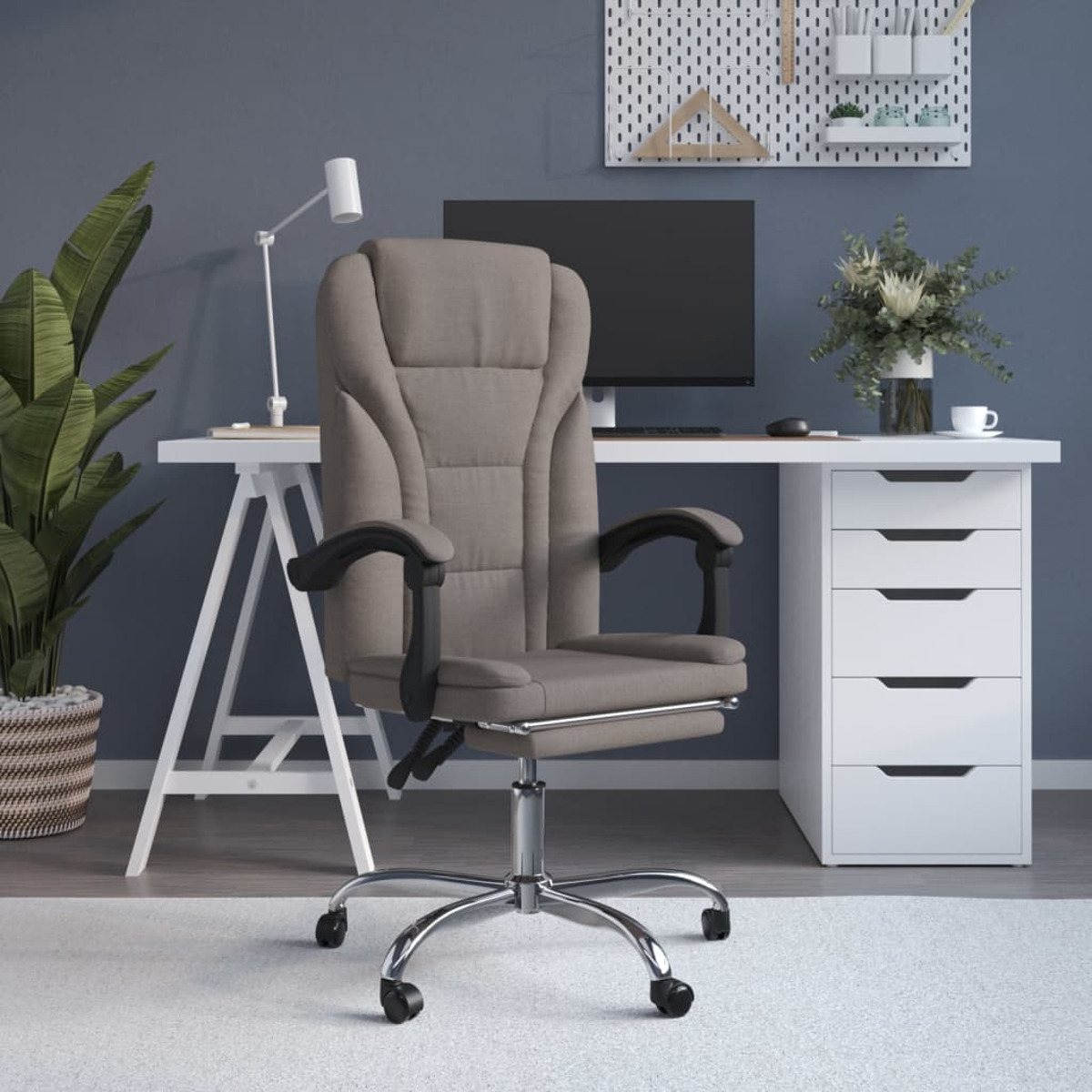 Büroumgebung mit grauem Stuhl, weißem Schreibtisch mit Monitor, Pflanze und anderem Bürozubehör.