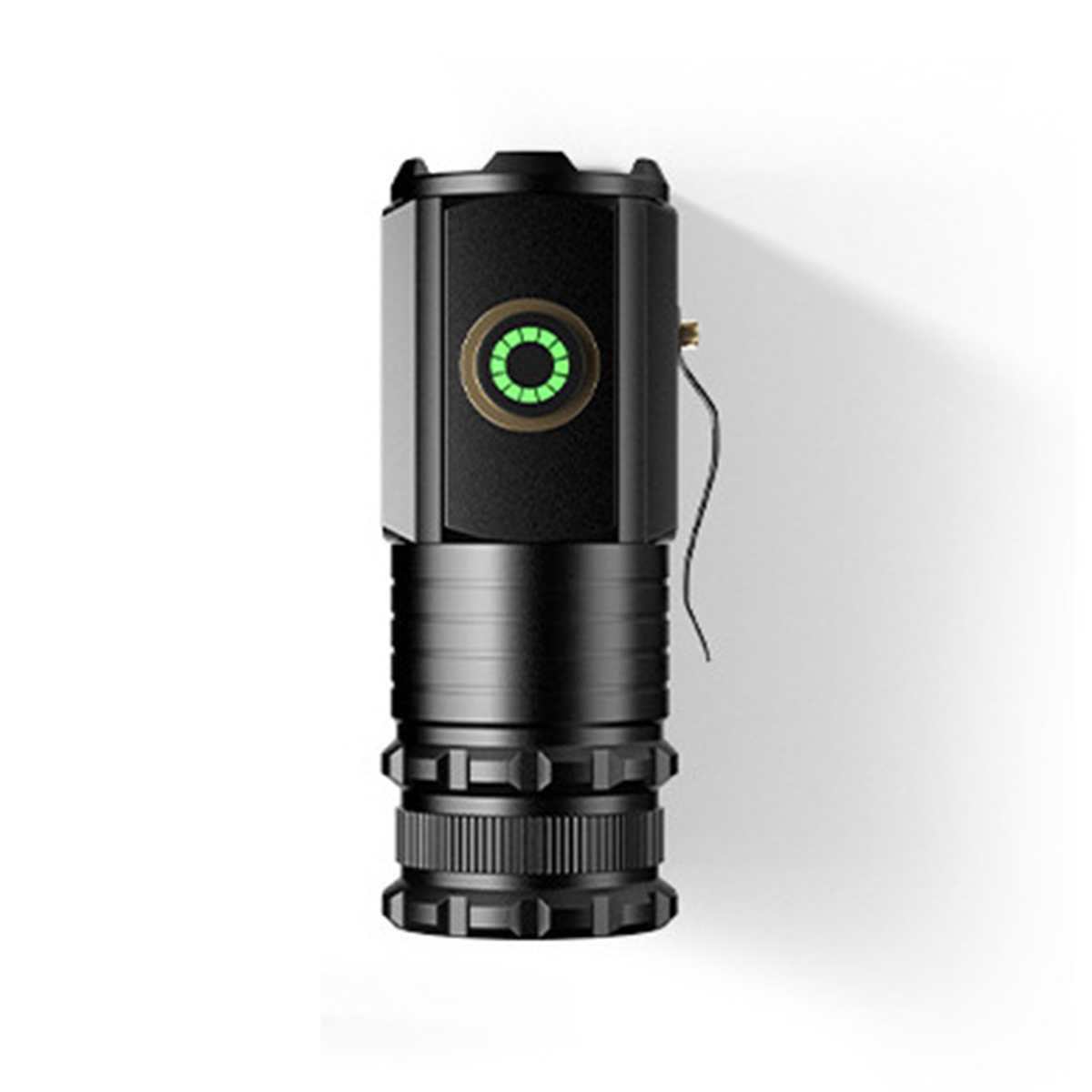 Eine schwarze Taschenlampe mit grünem Lichtkreis, weißer Hintergrund.