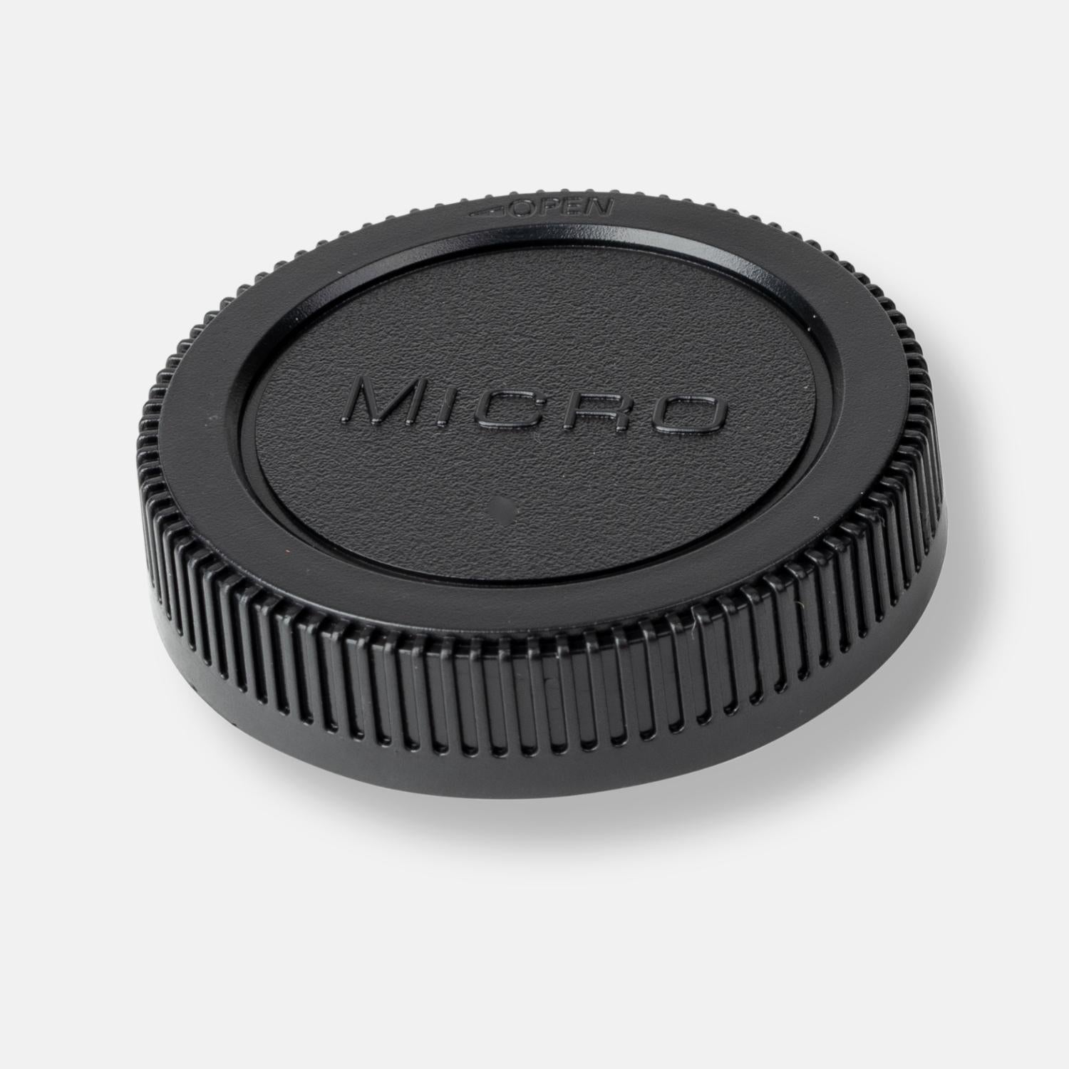 Schwarze Objektivkappe mit 'MICRO' Text.