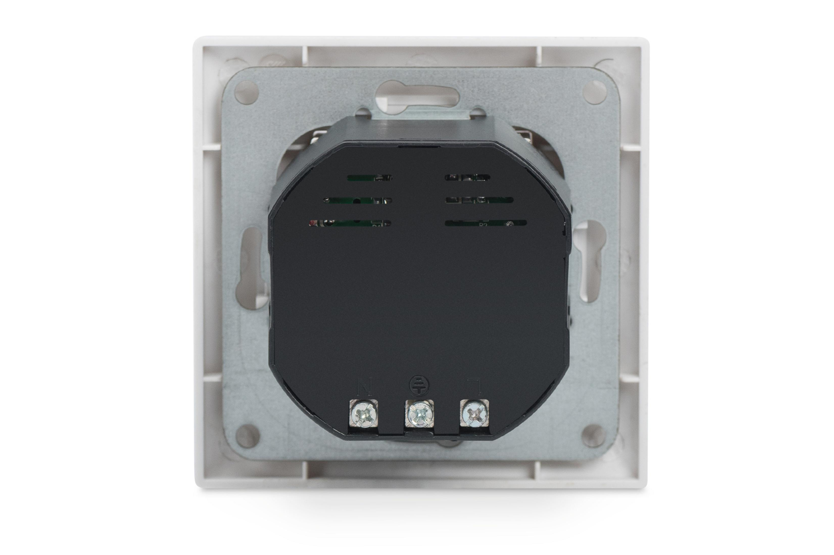 Rückseite eines weißen Wandschalters mit einer schwarzen elektronischen Komponente in einem Metallrahmen.