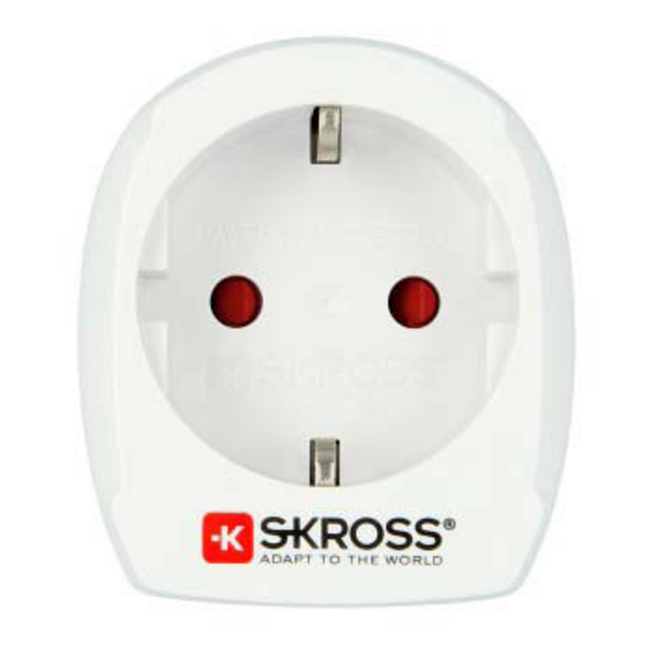 Weißer Euro-Steckeradapter mit roten Punkten und dem SKROSS-Logo.