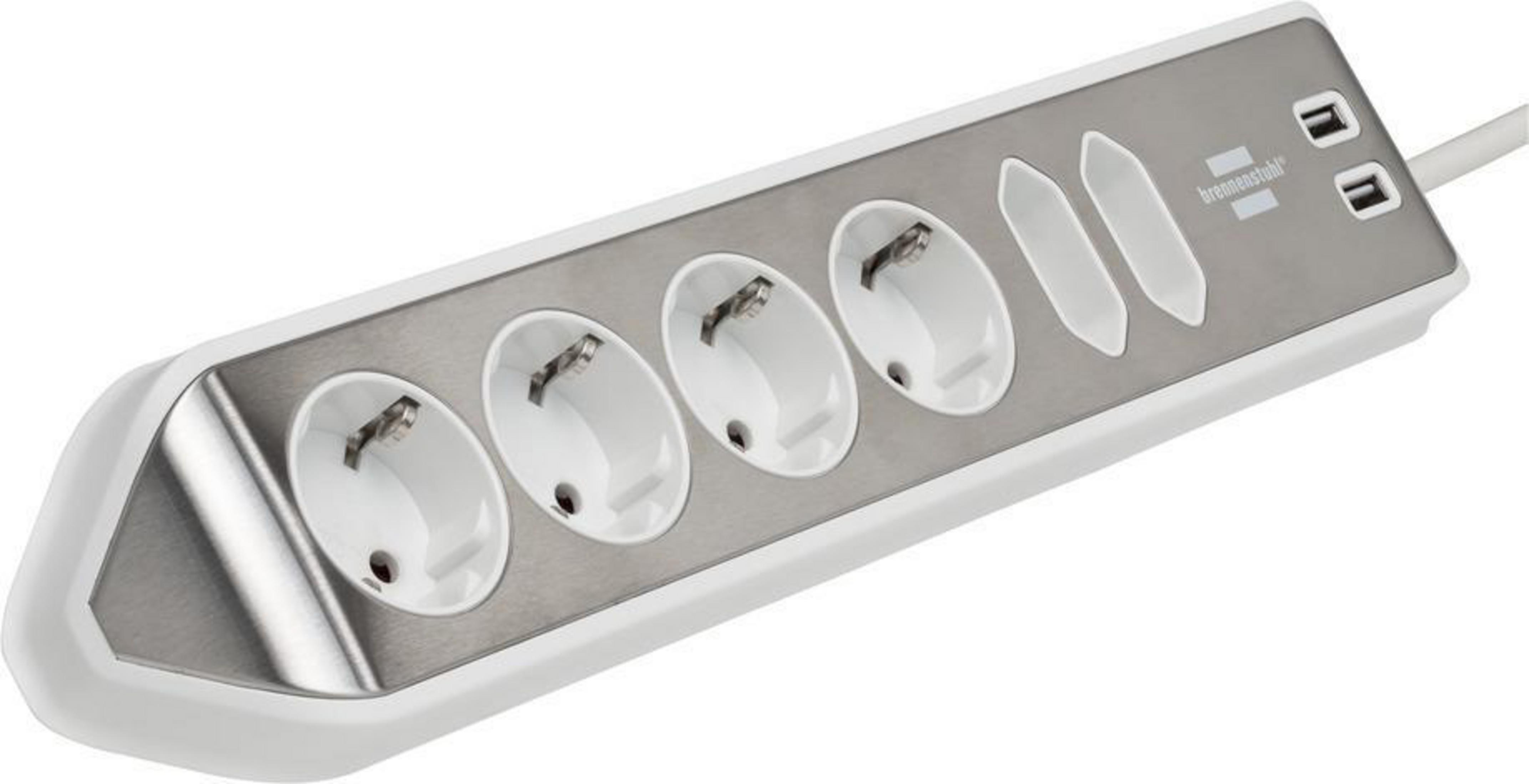 Eine weiße und metallene Steckdosenleiste mit fünf Steckdosen, USB-Anschlüssen und einem weißen Kabel. Weißer Hintergrund.