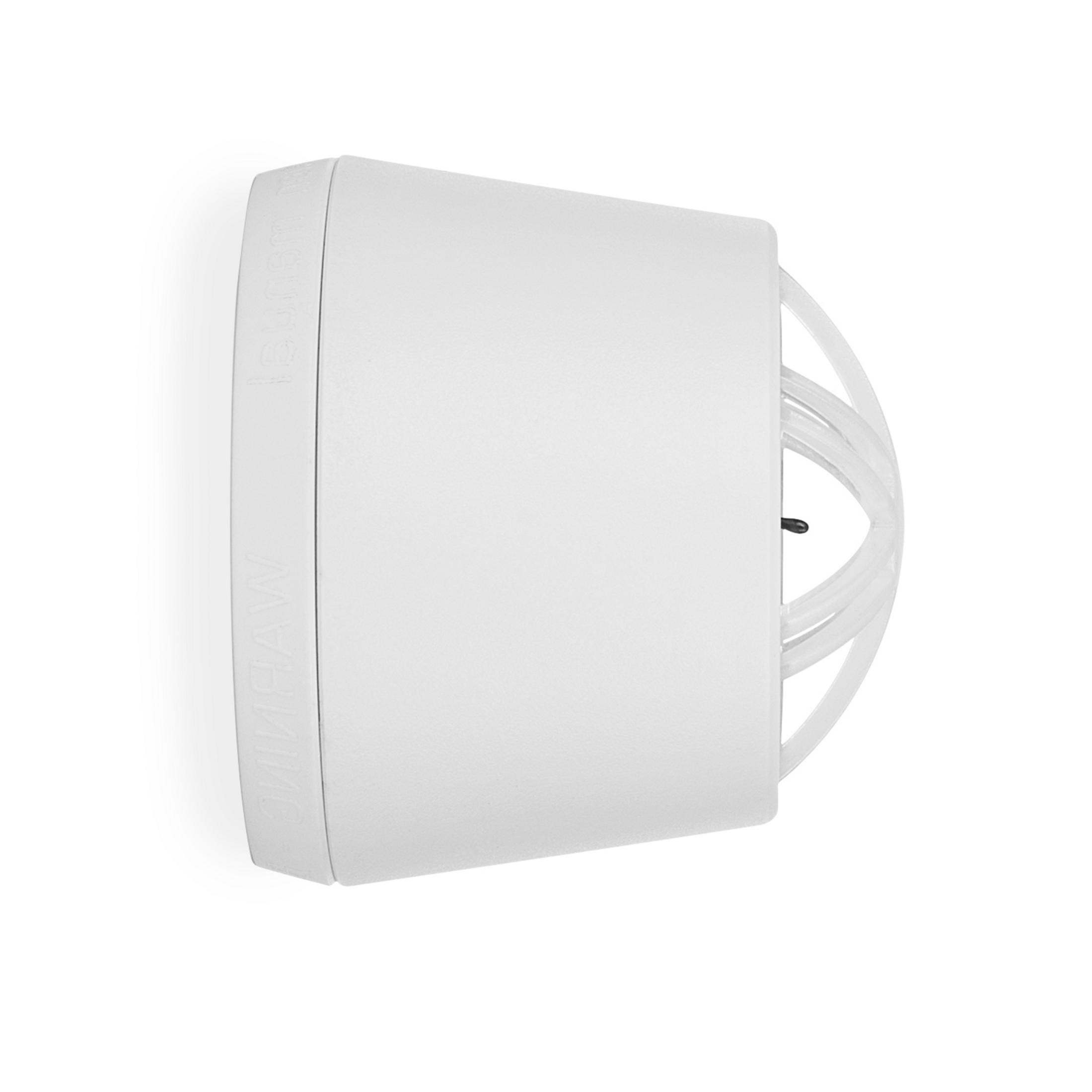 Białe urządzenie z rurkami na białym tle.