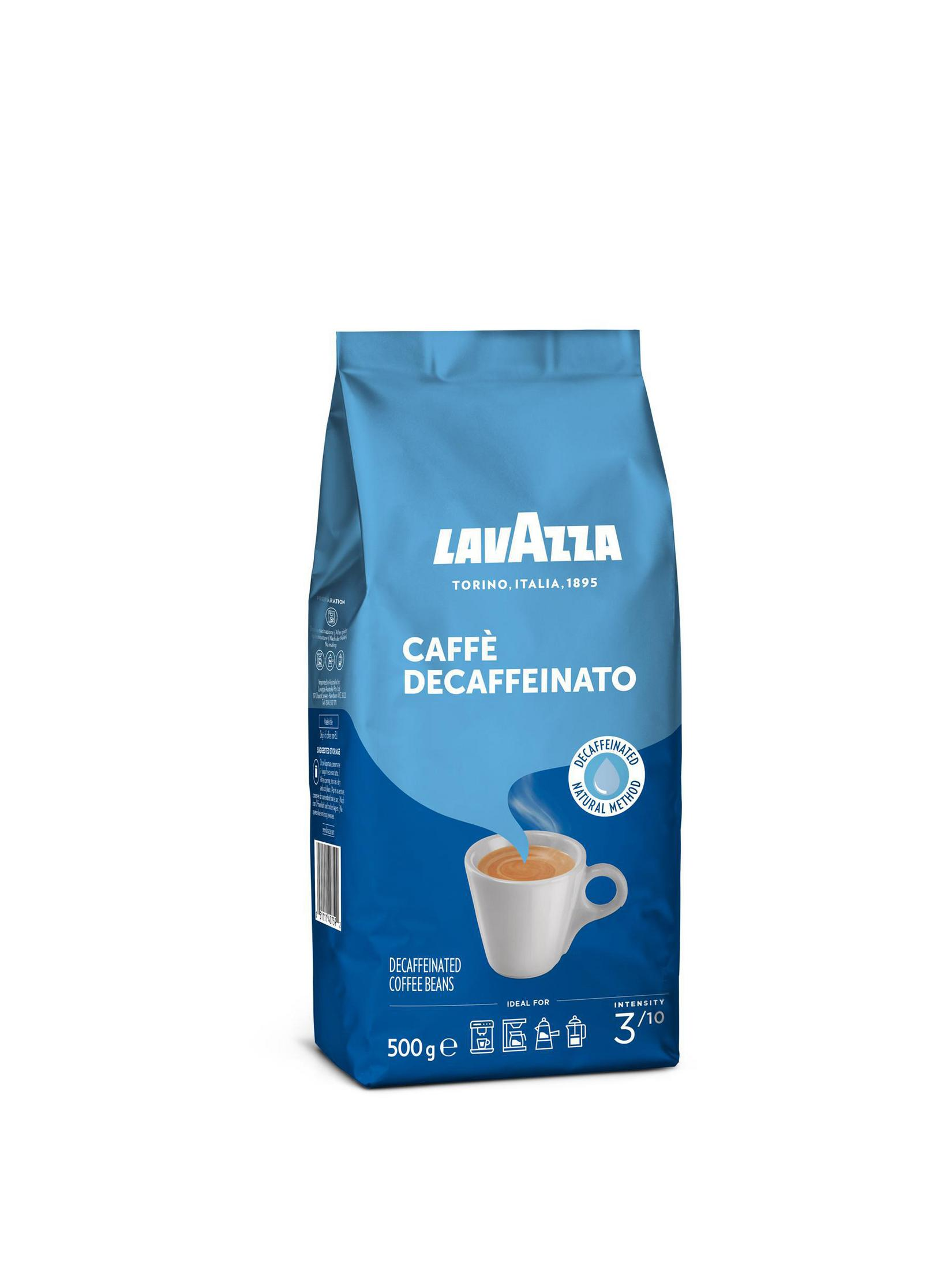 Eine blaue Tüte Lavazza Caffe Decaffeinato Kaffeebohnen mit einer weißen Tasse.