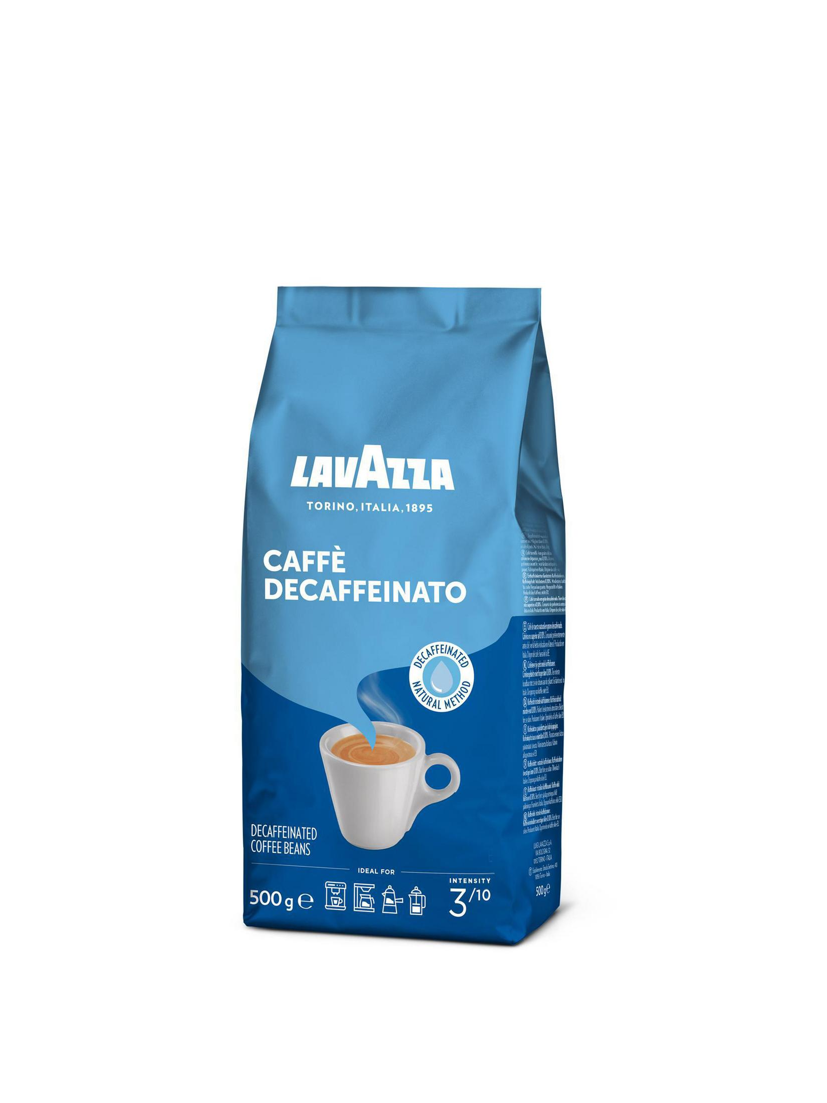 Ein blauer Lavazza-Kaffeebeutel mit Text und einem Kaffeetassenbild. Der Hintergrund ist weiß.