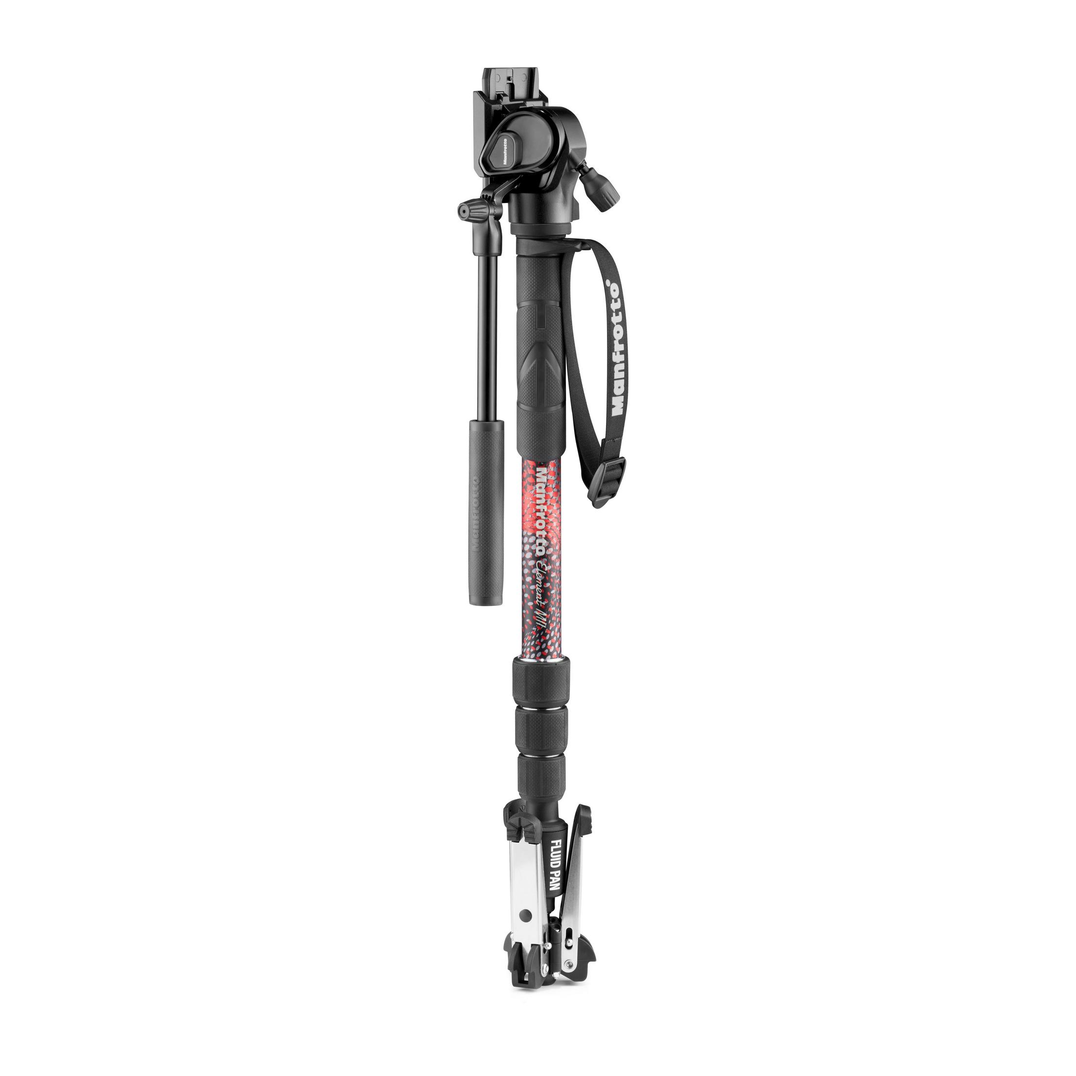 Un trípode Manfrotto negro y rojo, extendido verticalmente, con la cabeza y la correa visibles.