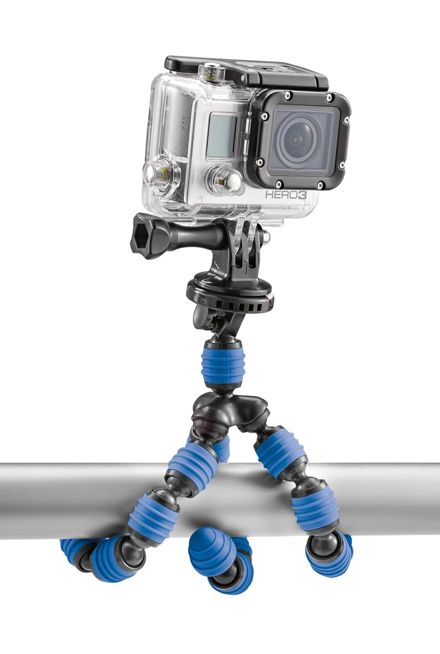 Cámara GoPro montada en un trípode flexible, sujeta a una barra de metal. Fondo blanco.