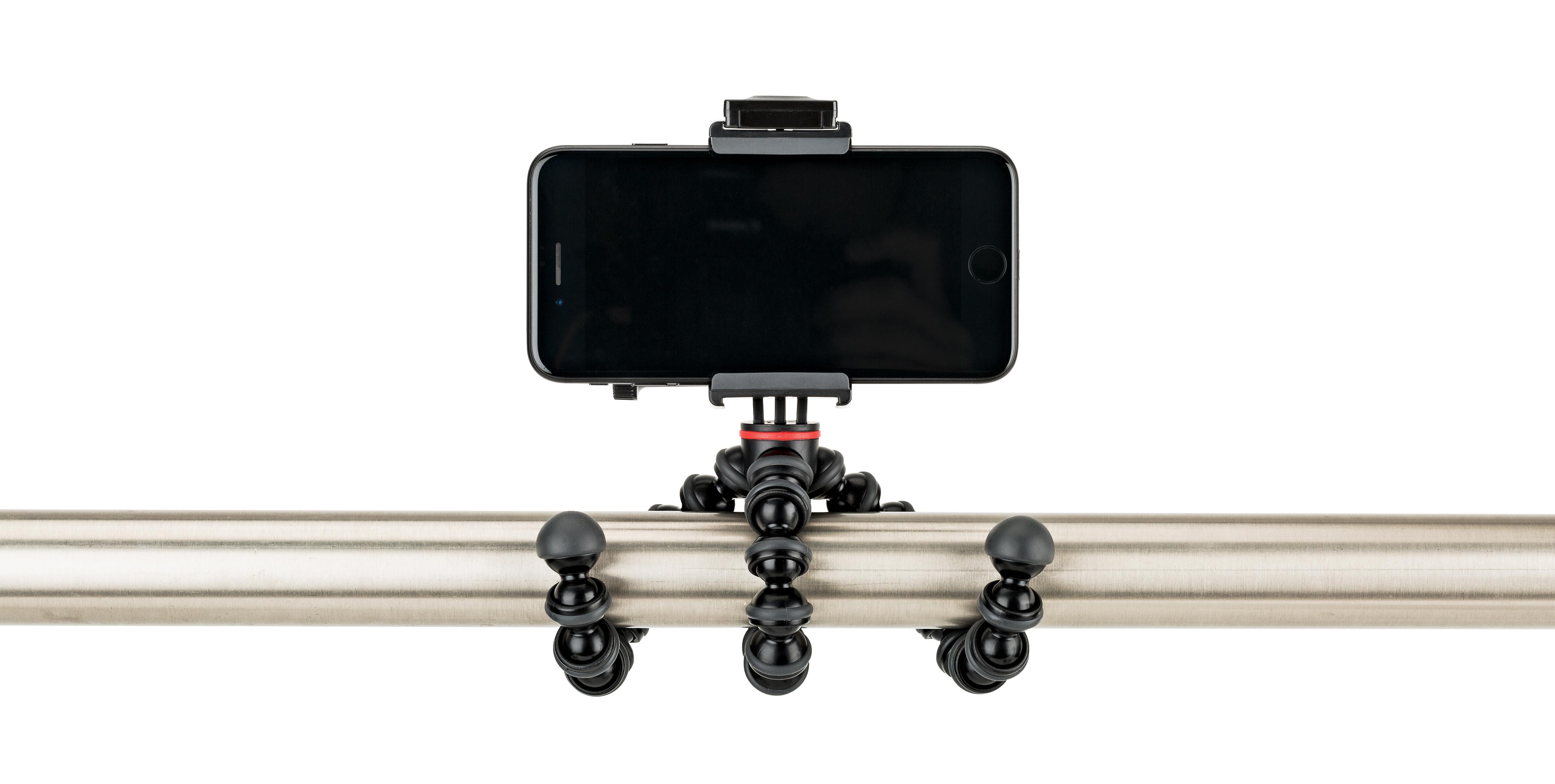 Smartfon zamontowany na elastycznym statywie, spoczywający na srebrnym pręcie, białe tło.