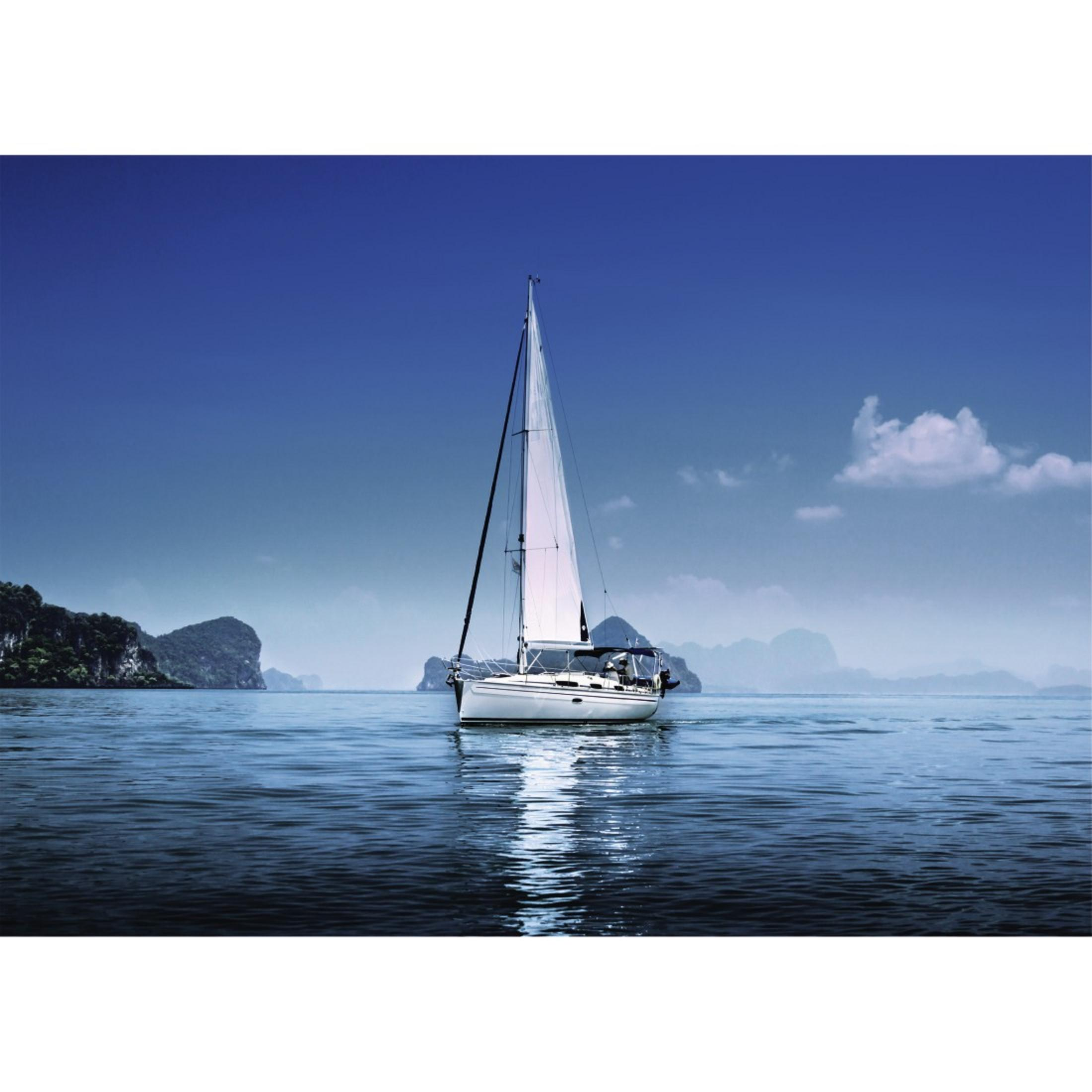 Segelboot auf blauem Wasser. Der Himmel ist blau mit ein paar Wolken. Inseln sind in der Ferne sichtbar.
