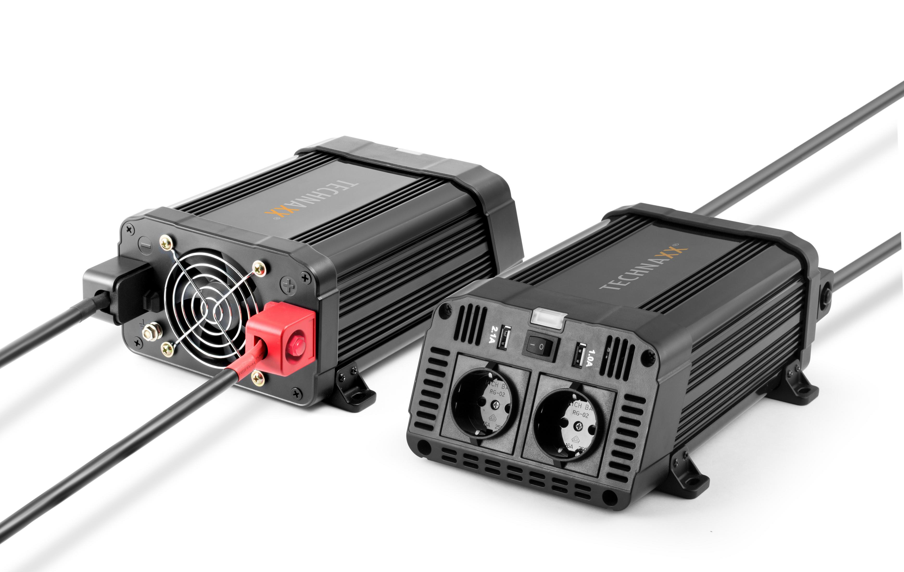 Dwa czarne inwertery z czarnymi kablami na białym tle.