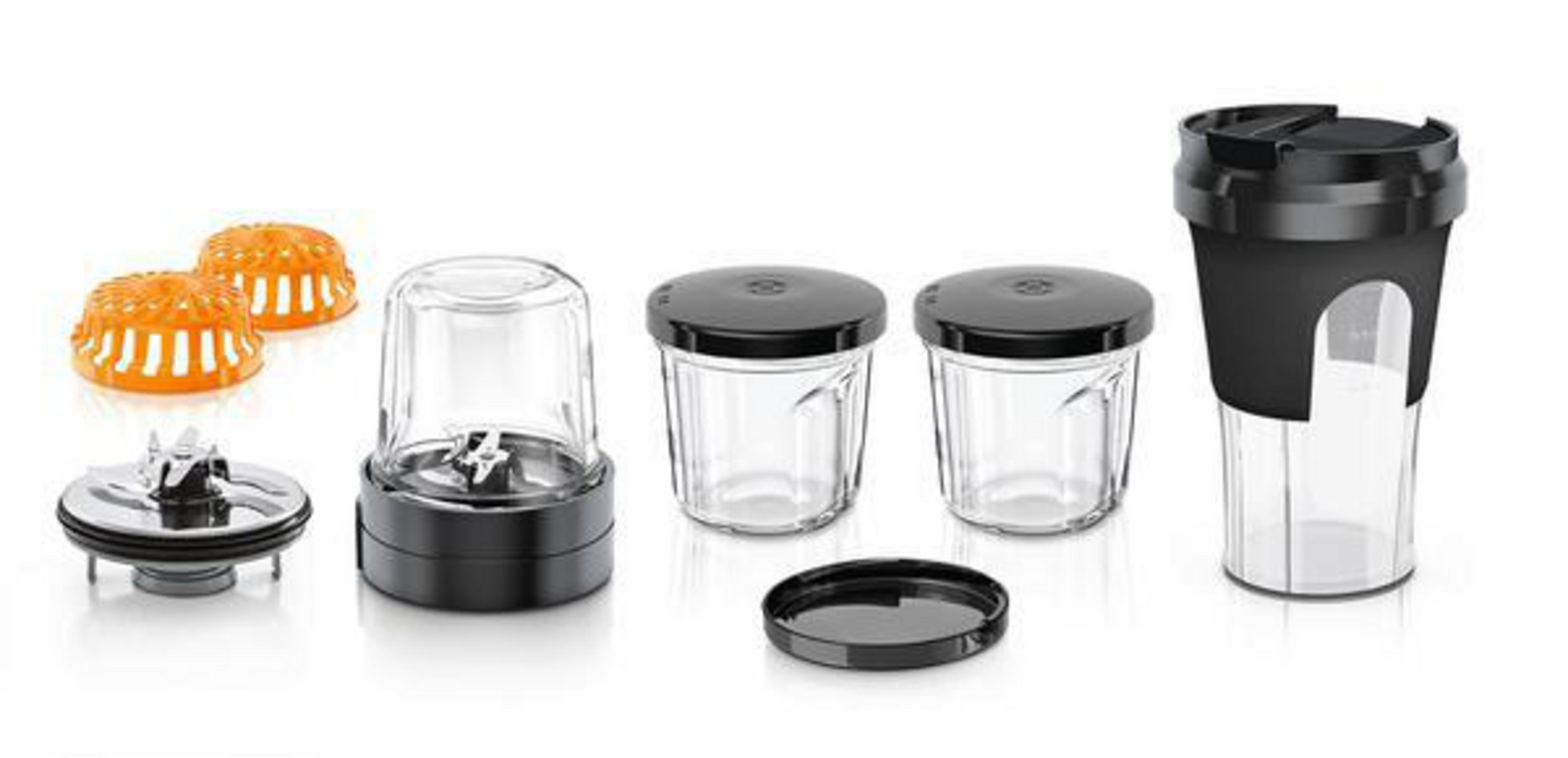 Varias partes de una licuadora, incluyendo cuchillas, vasos y filtros naranjas.