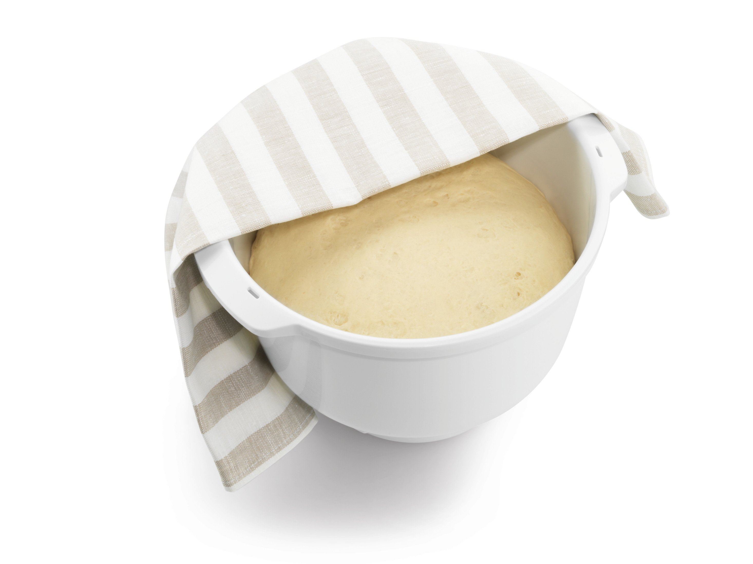 Biała miska z ciastem przykryta paskowaną ściereczką. Ciasto jest pośrodku i jasne.