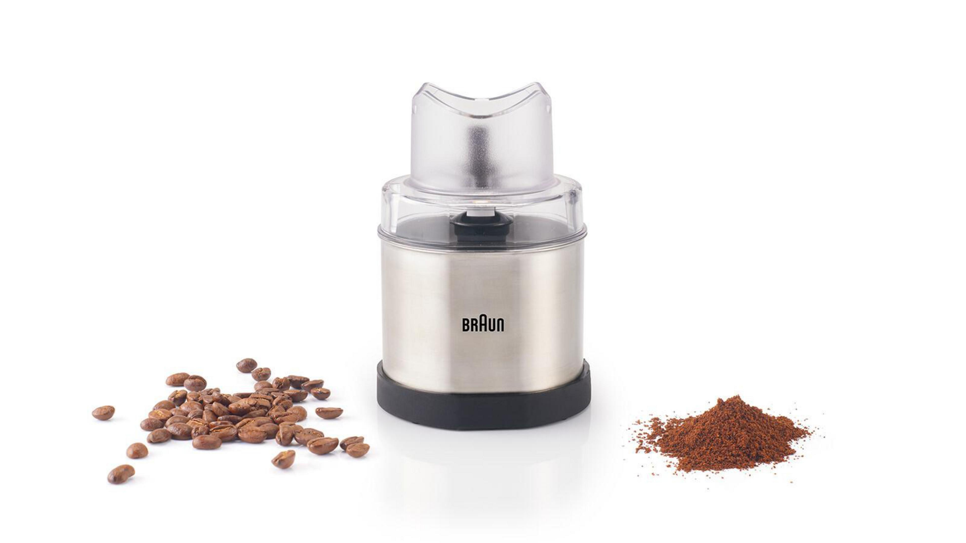 Un macinacaffè Braun con chicchi di caffè a sinistra e caffè macinato a destra su sfondo bianco.