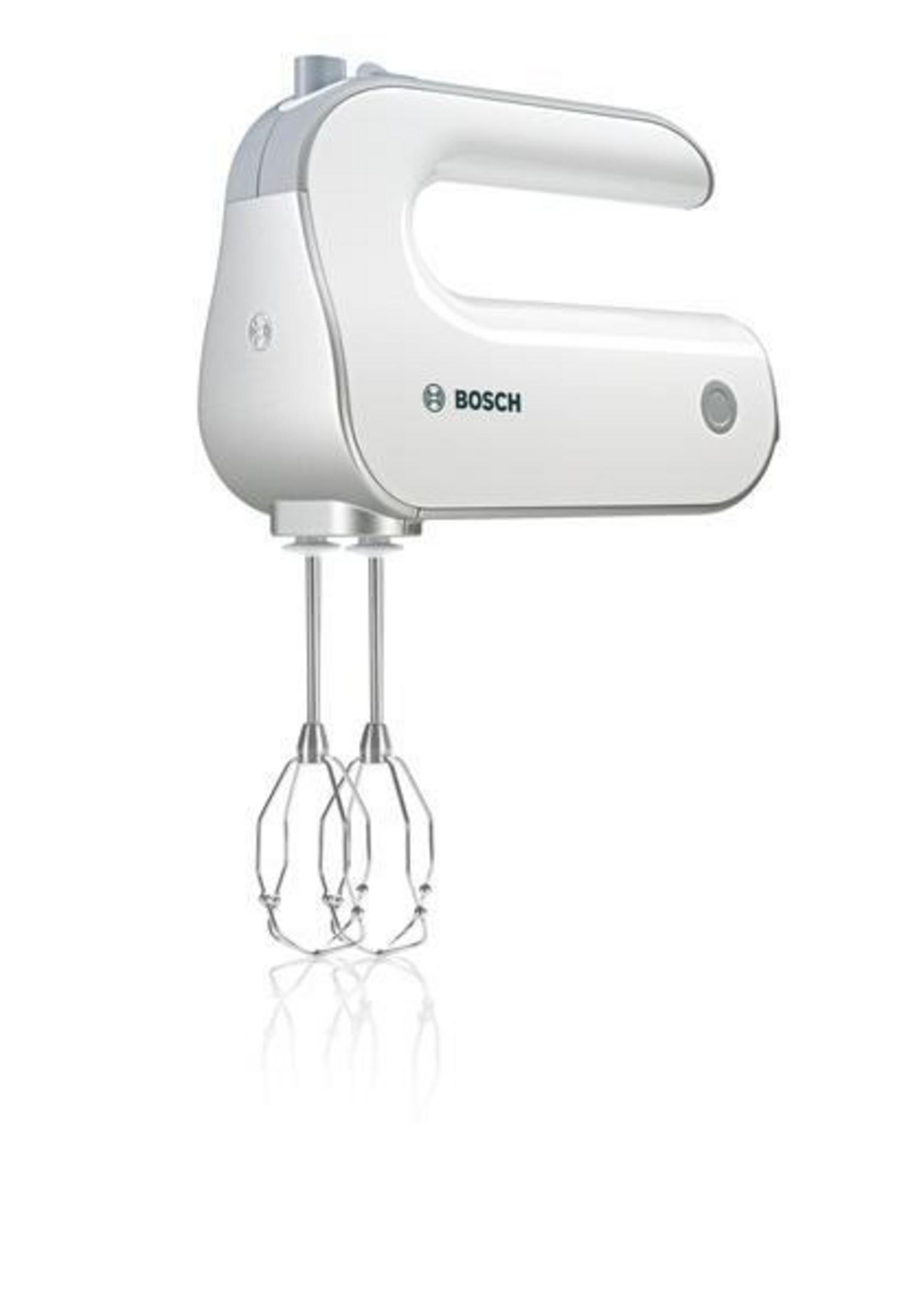 Ein weißer Bosch Handmixer. Er hat zwei Schläger und einen grauen Griff.