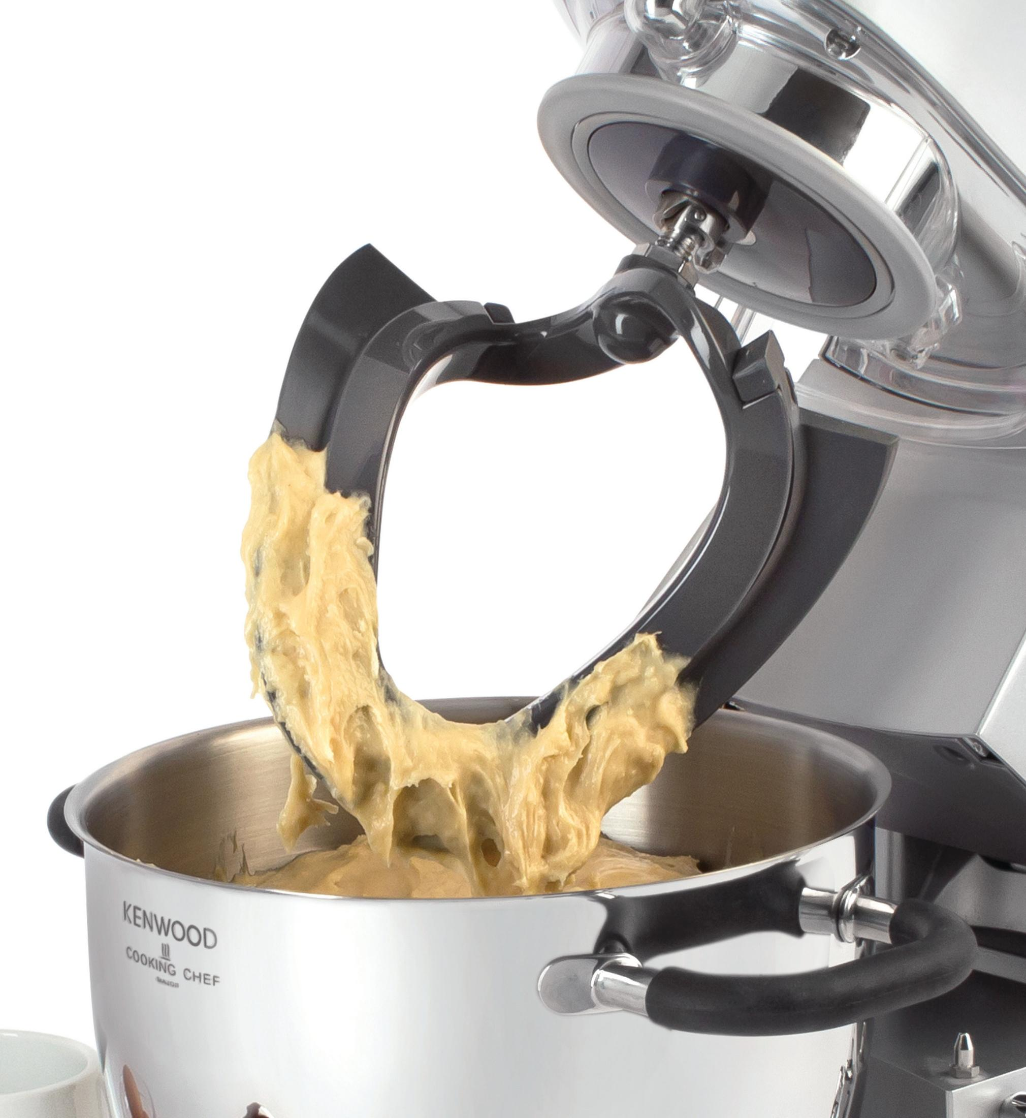 Mixer Kenwood Cooking Chef con impasto. Il mixer è in acciaio inossidabile. L'impasto è giallo.
