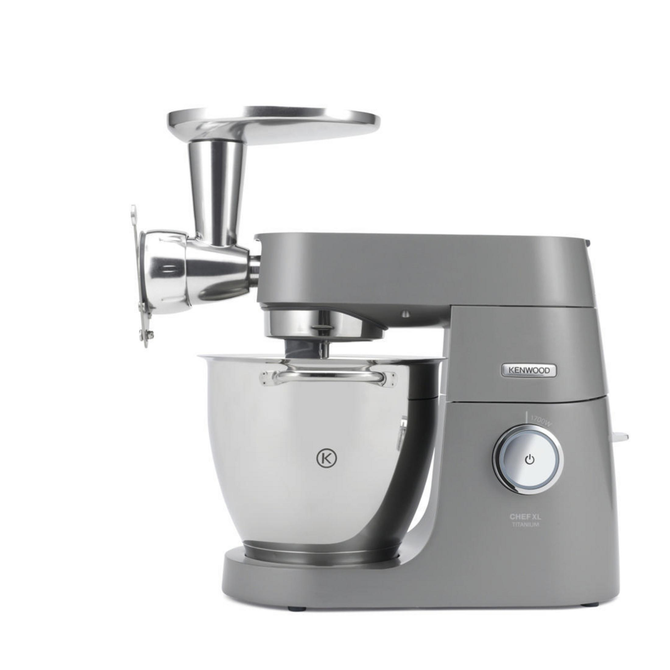 Srebrny mikser stojący na białym tle.